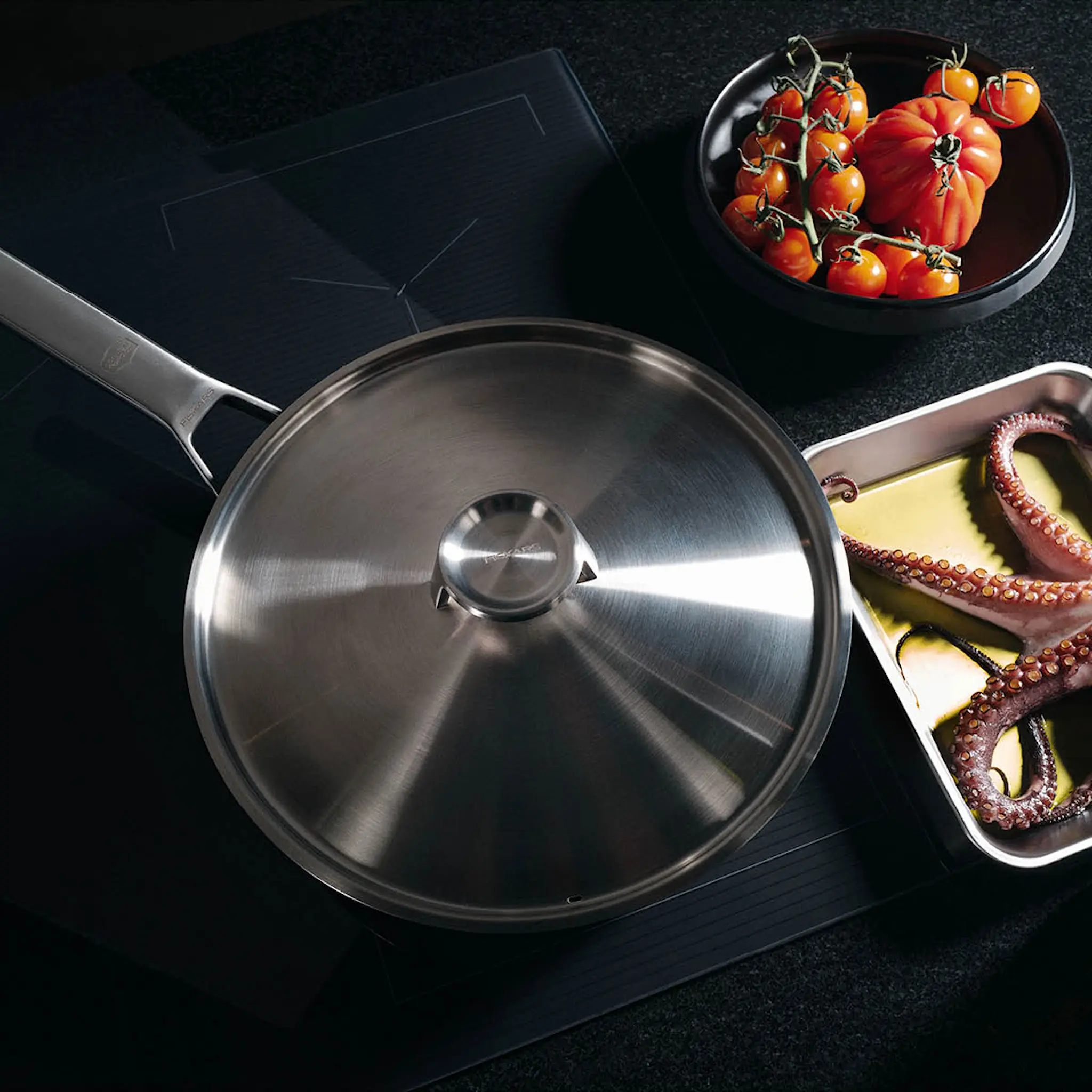 Fiskars Taiten Traktörpanna med lock 26 cm Svart