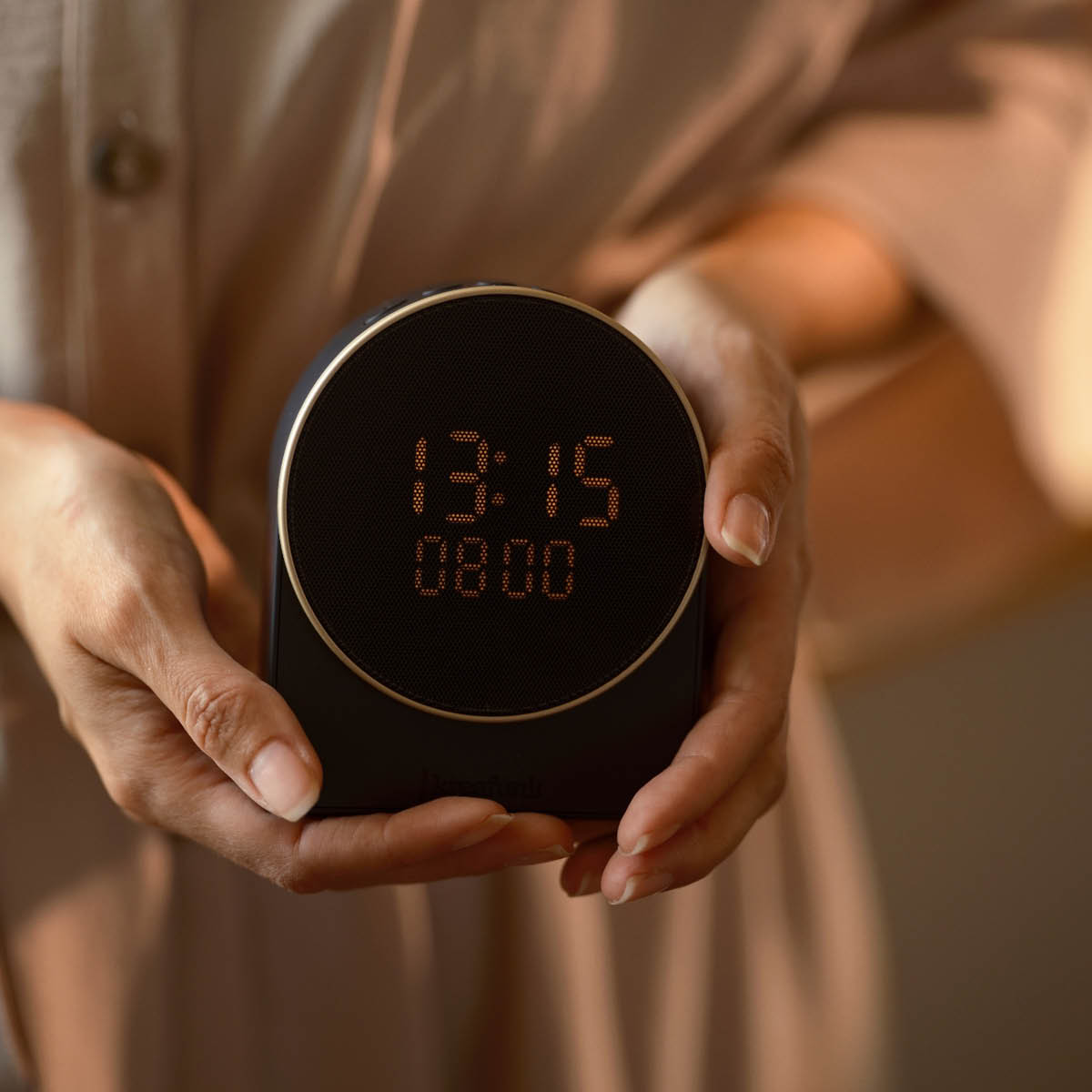 Kreafunk Ivy herätyskello Wake-up-valolla ja Bluetoothilla 9x4,6x11 cm musta