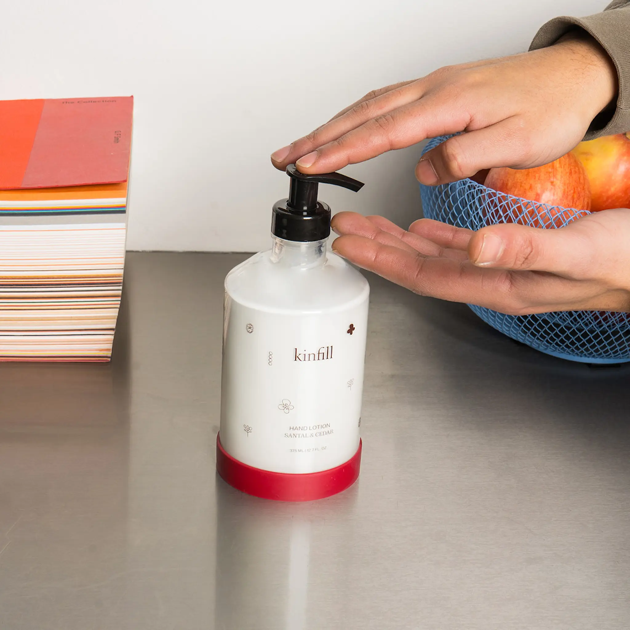 Kinfill Handkräm med glasdispenser 375 ml santal & cedar