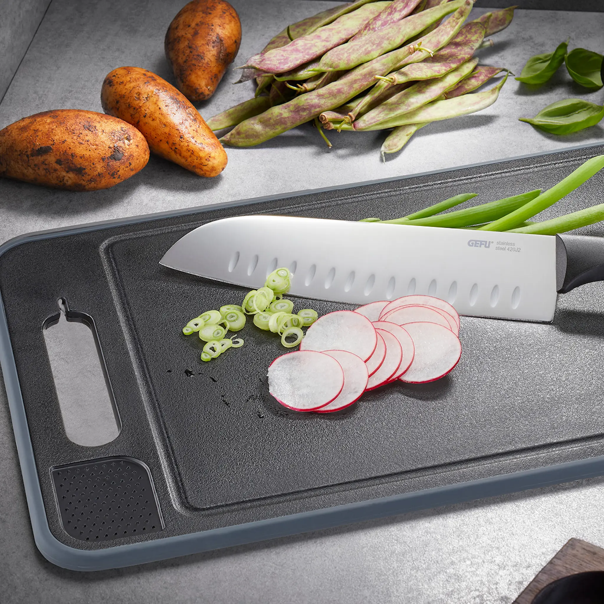 Gefu Cut Pro upptining- och skärbräda 36,5x25 cm svart/grå