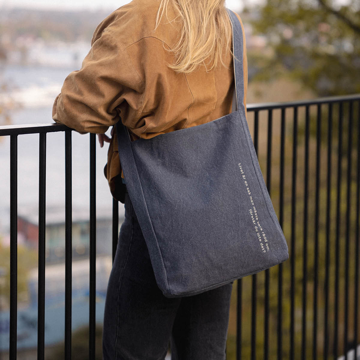 Design House Stockholm Astrid Lindgren tygkasse 40x31 cm Livet är en sak man måste... blå