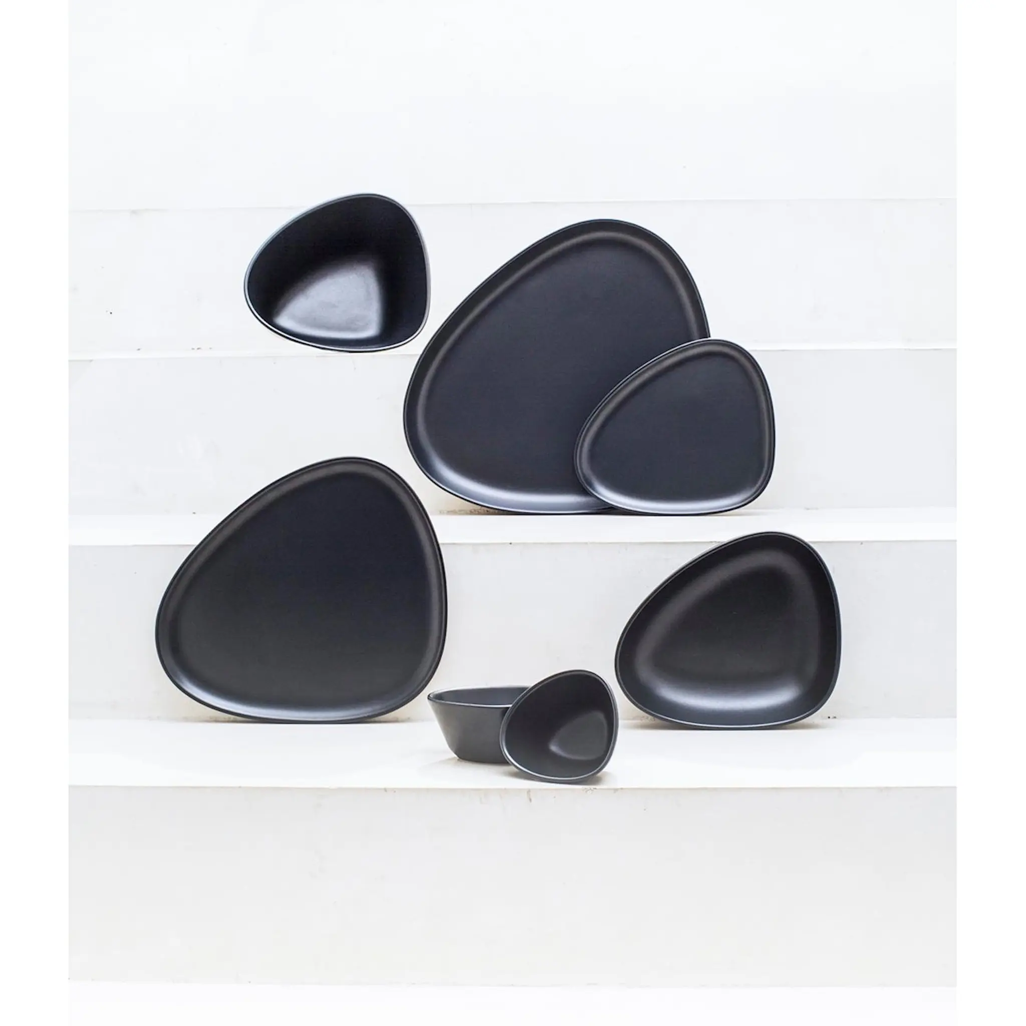 LIND DNA Curve Stoneware LunChtallrik 22x19 cm Svart