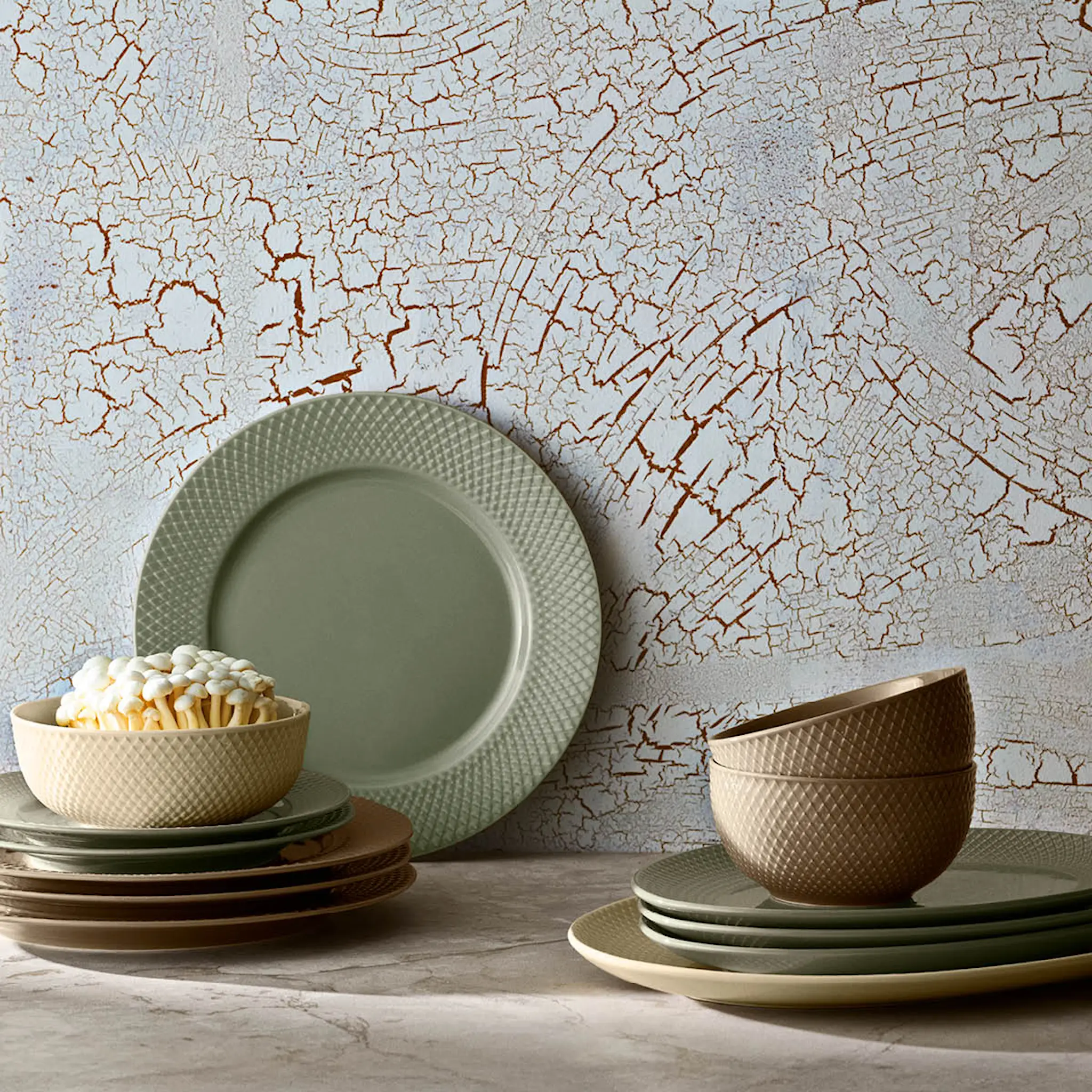 Lyngby Porcelæn Rhombe Earth lautanen 27 cm sammaleenvihreä