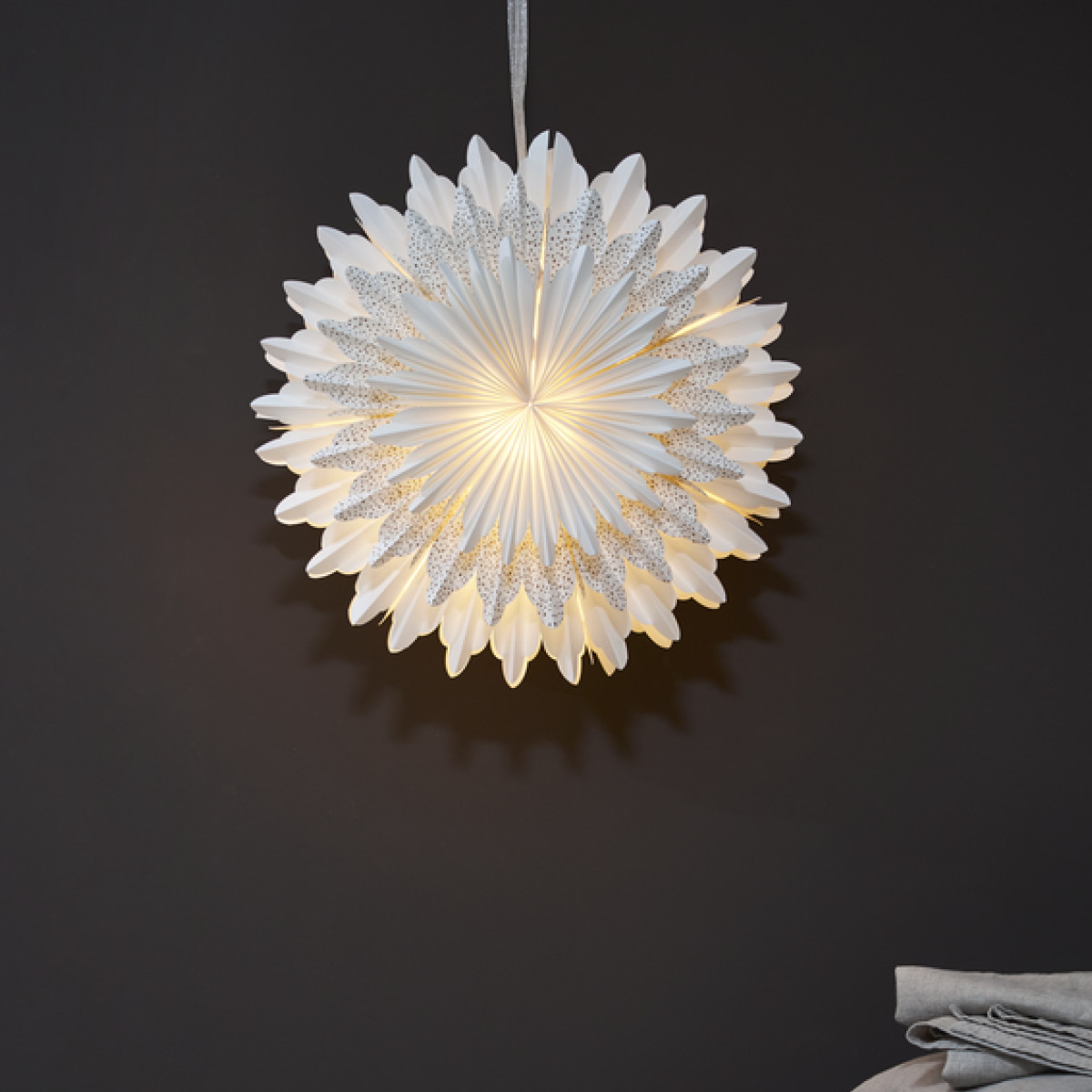 Star Trading Snow julestjerne i papir hvit m/gull prikker