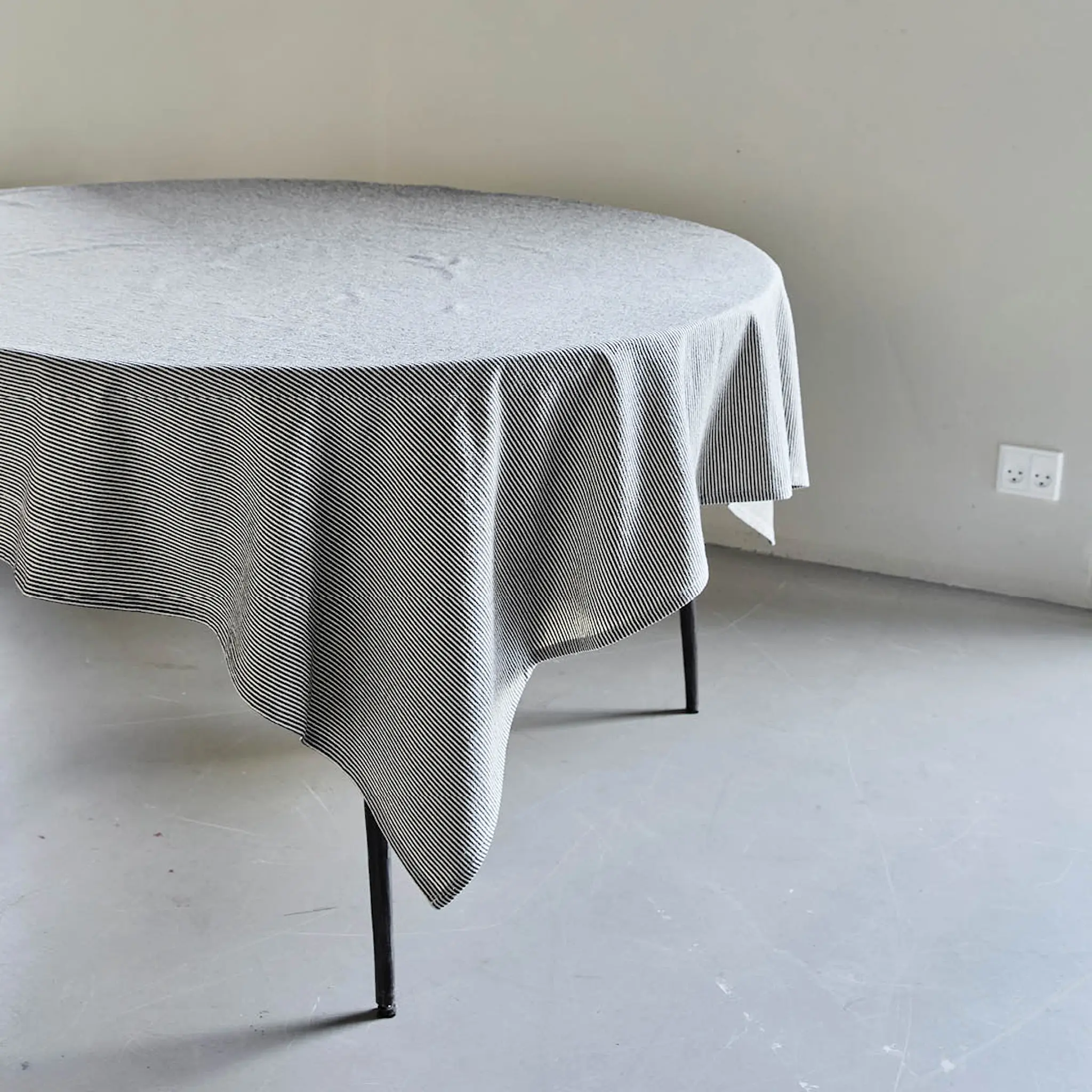 House Doctor Block Pöytäliina 150x150 cm Hiekka/Musta