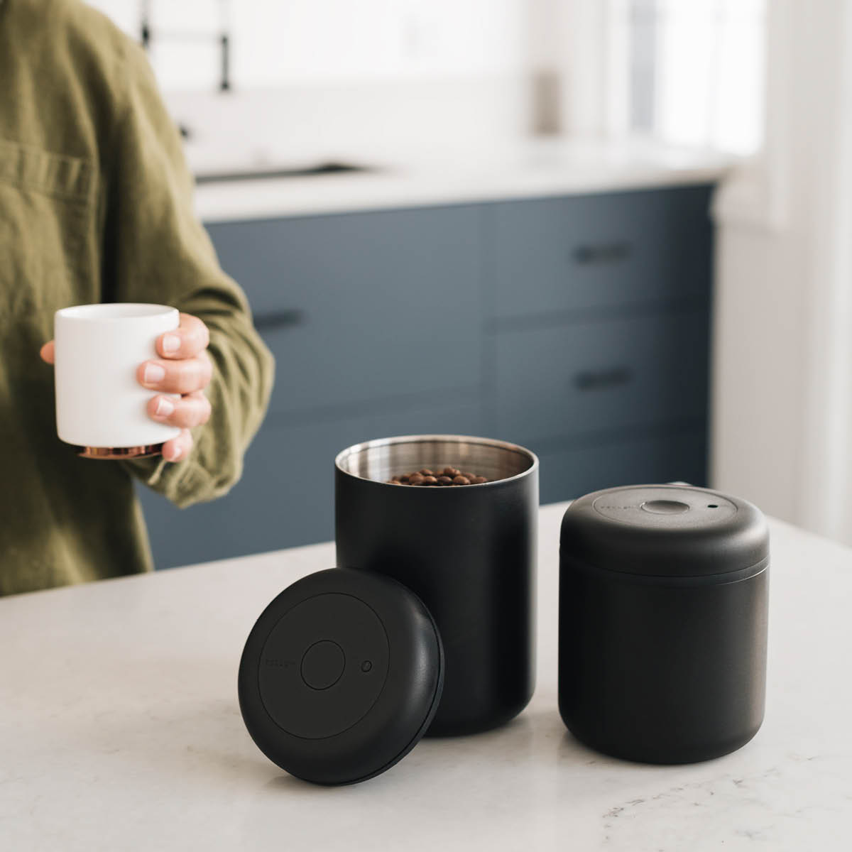 Fellow Atmos Vakuum Säilytyspurkki 1,2 L Musta