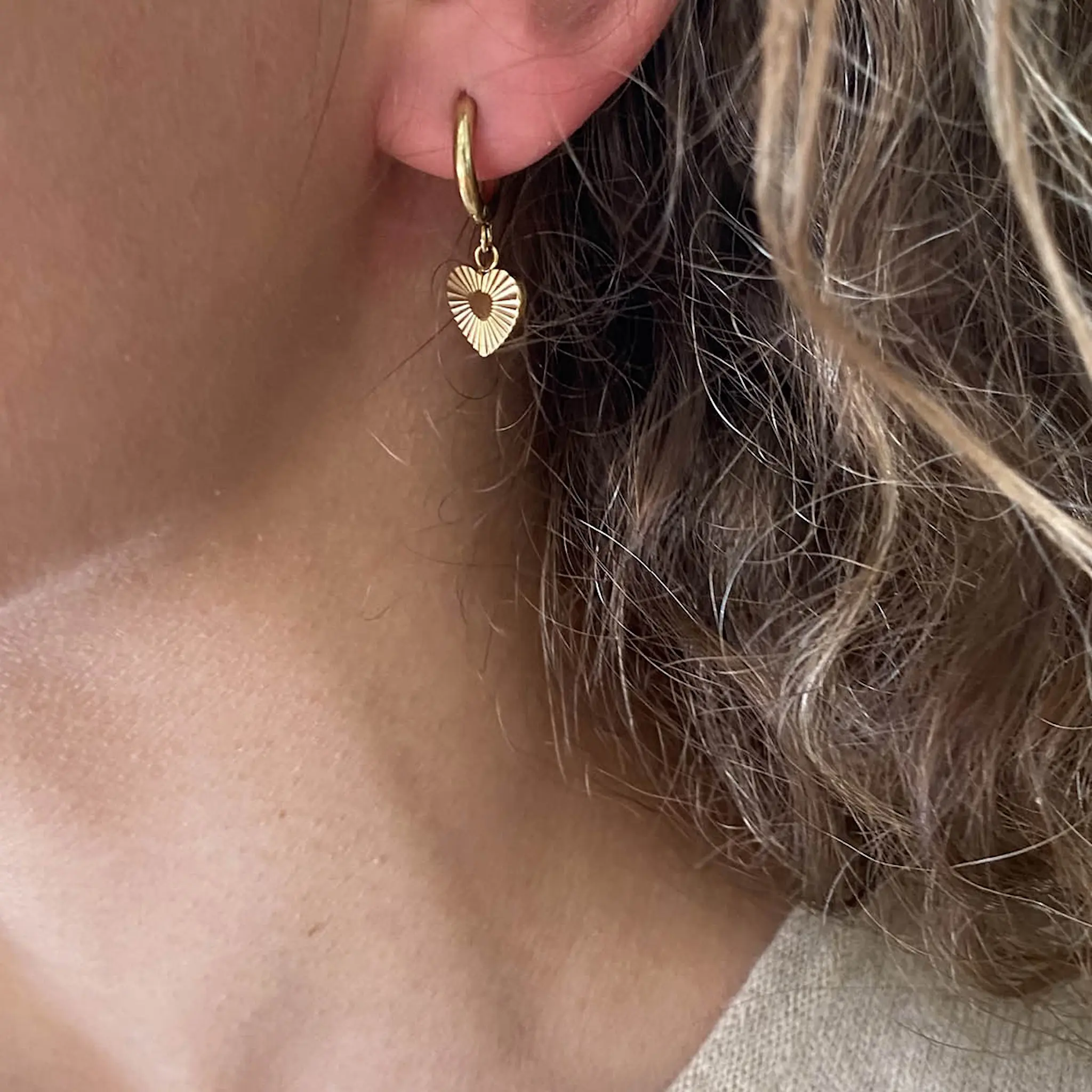 A&C Oslo AS Steel - Charms Coll små hoops med hjärta guld