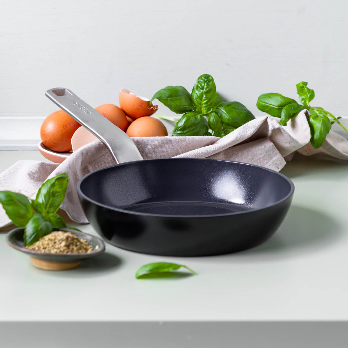 GreenPan Evolution keraaminen paistinpannu 24 cm musta