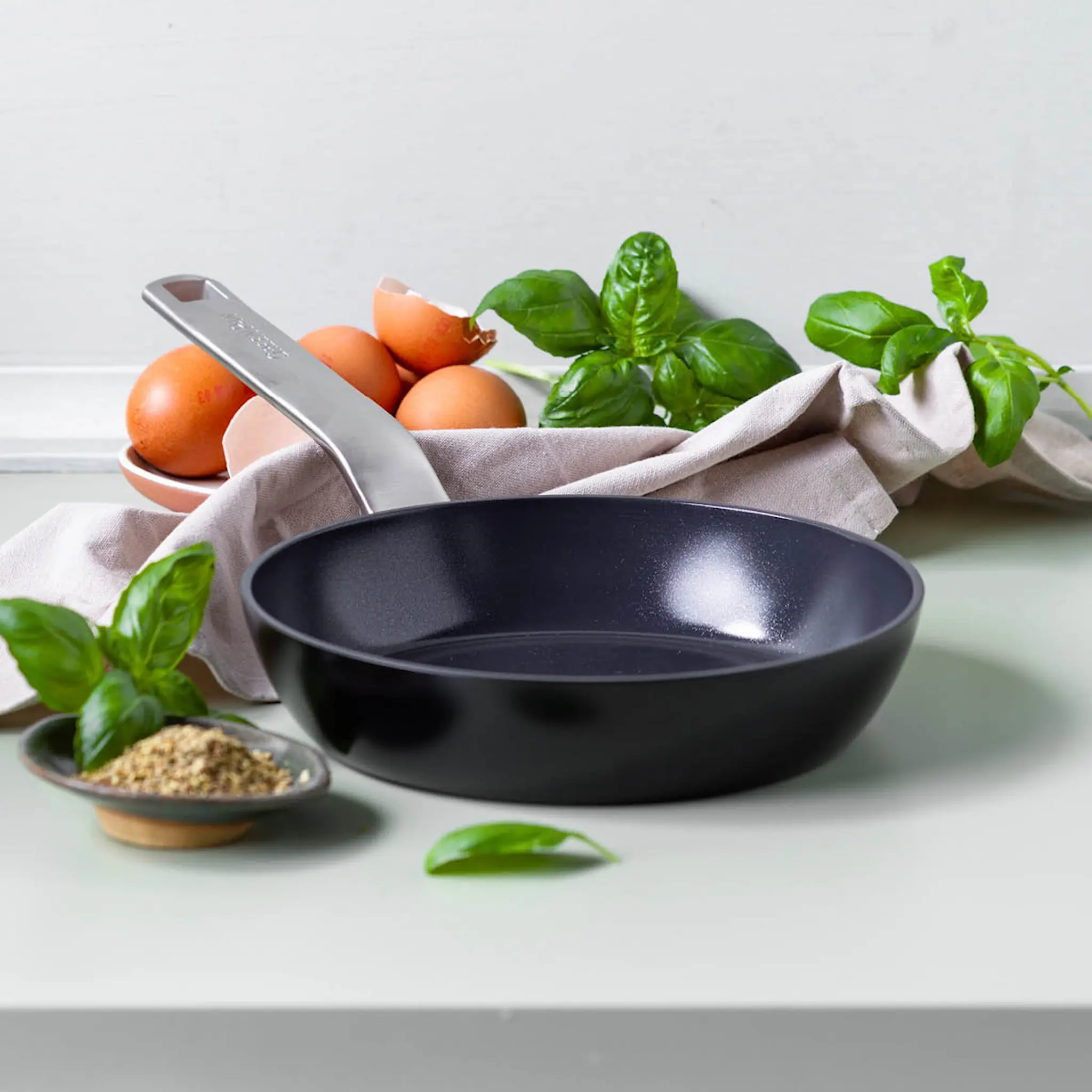 GreenPan Evolution keraaminen paistinpannu 24 cm musta