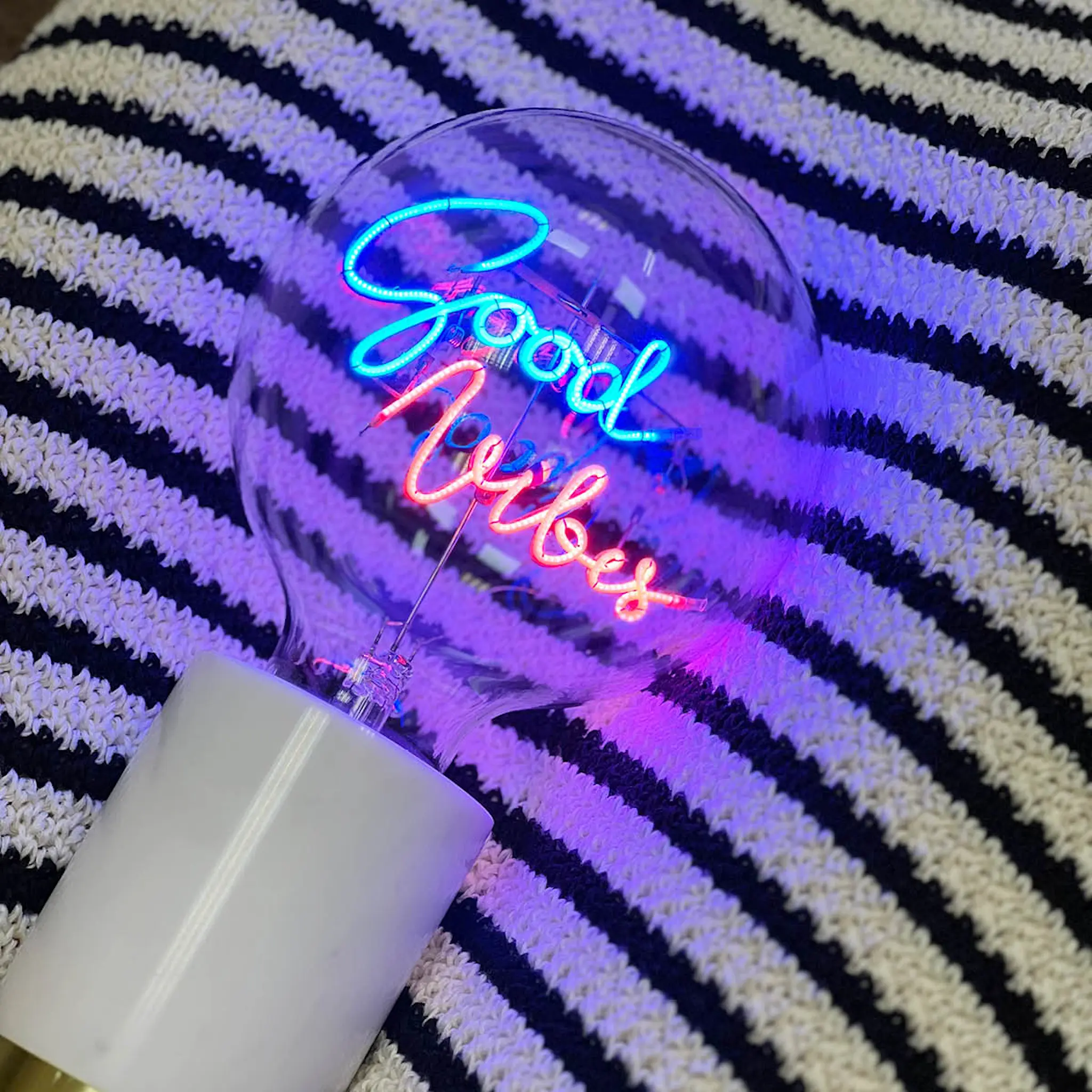 Elements Lighting MITB glödlampa LED 17 cm Good Vibes blå/röd