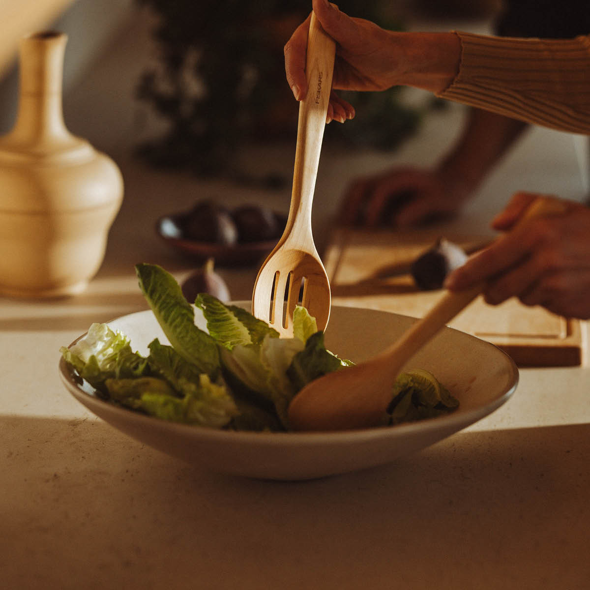 Fiskars Folken skje perforert 29 cm tre