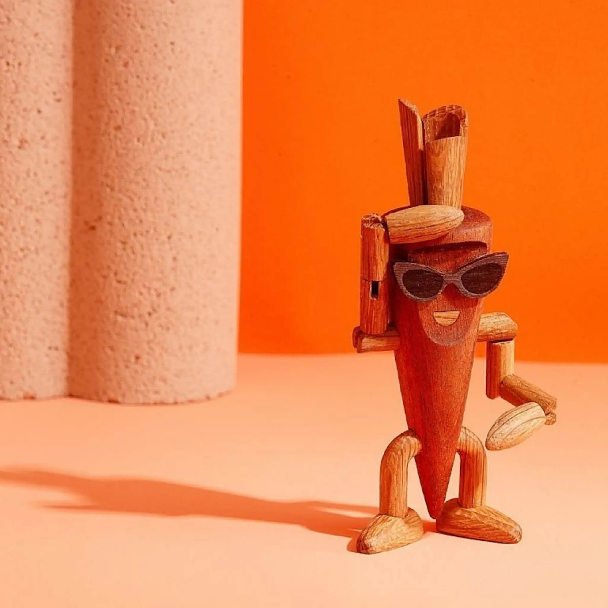 Spring Copenhagen Woodies Camille Carrot träddekoration 13 cm ek