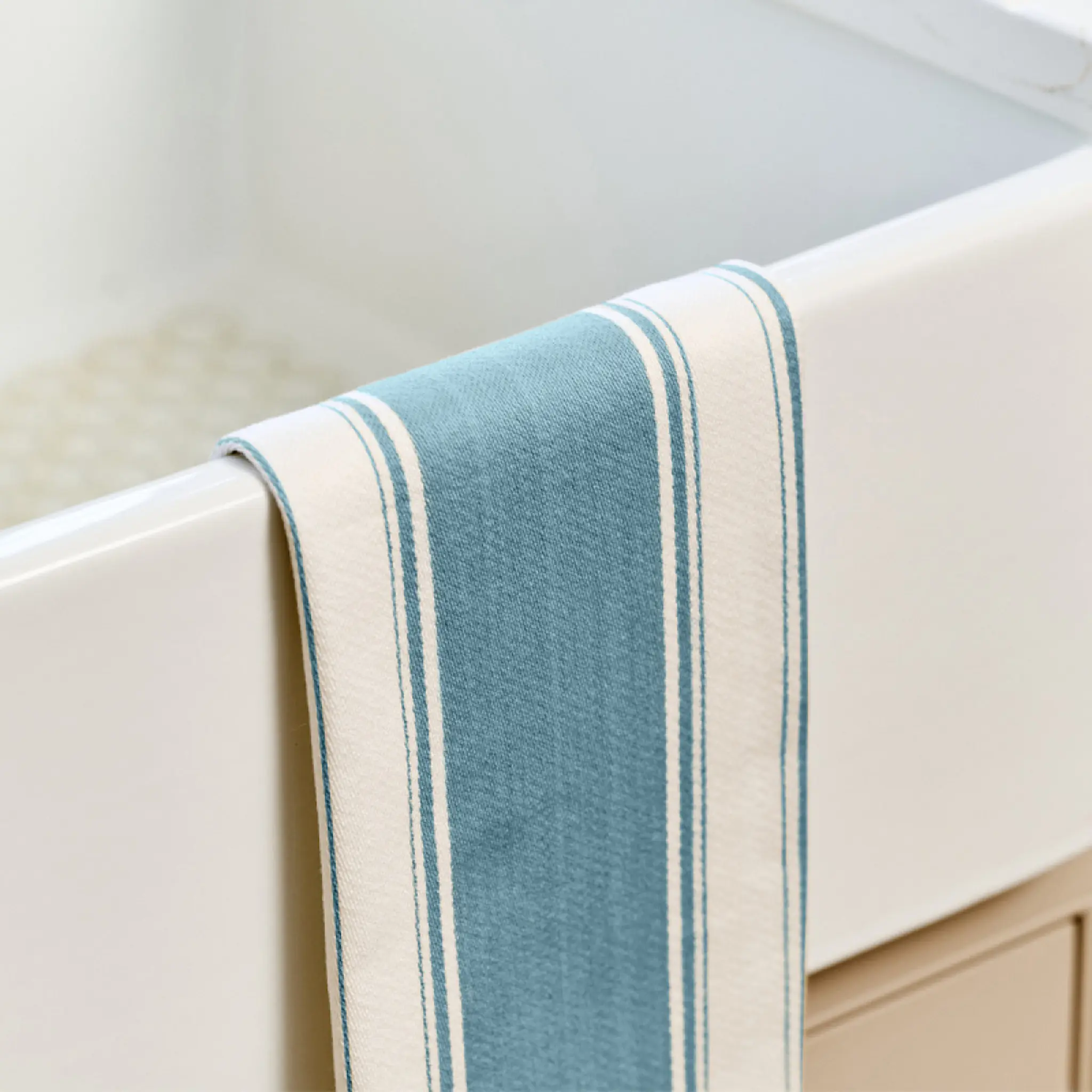 Dexam Love Colour stripet kjøkkenhåndkle 70x45 cm lyseblå