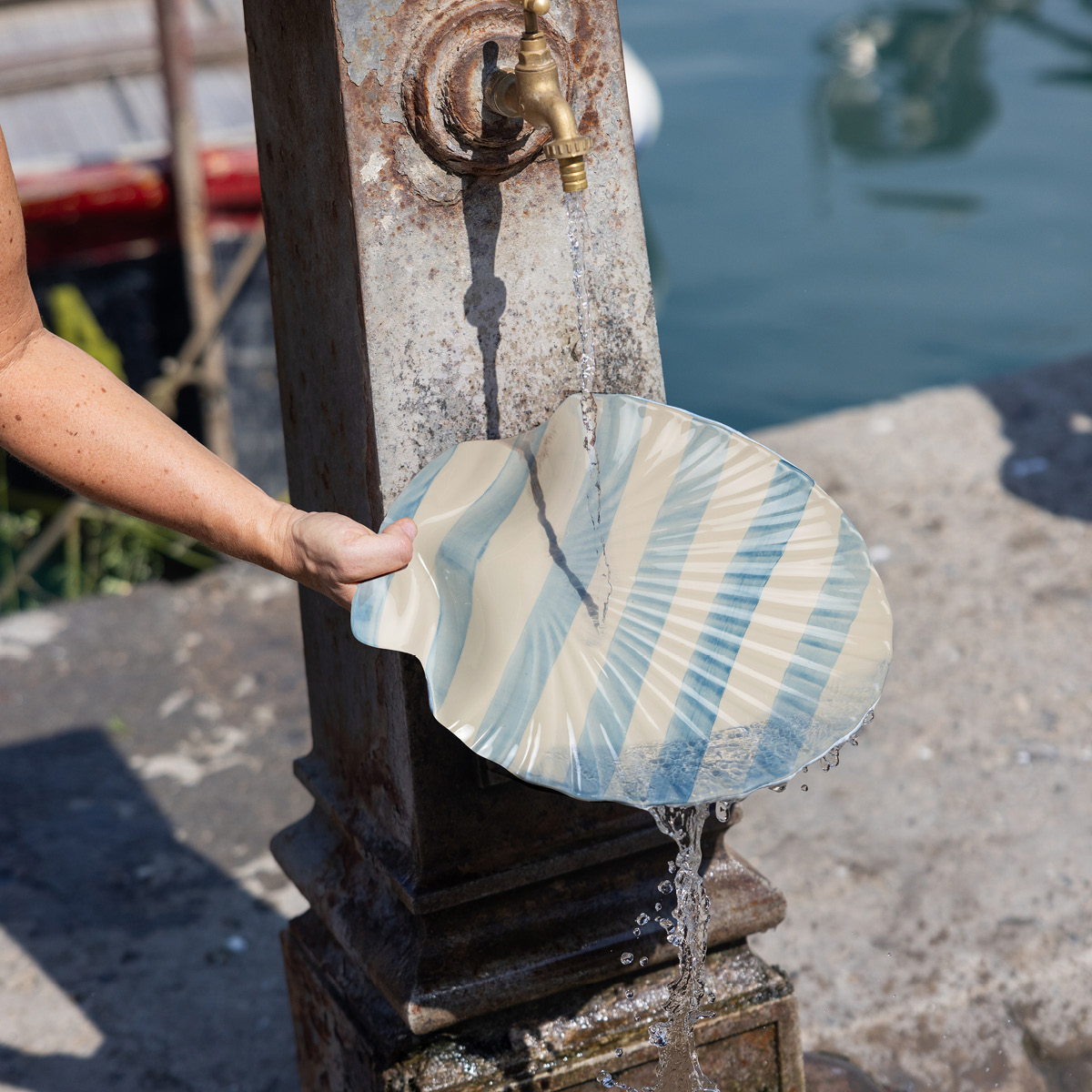 ByOn Armona Tarjoiluastia 32 cm Vaaleansininen/Valkoinen