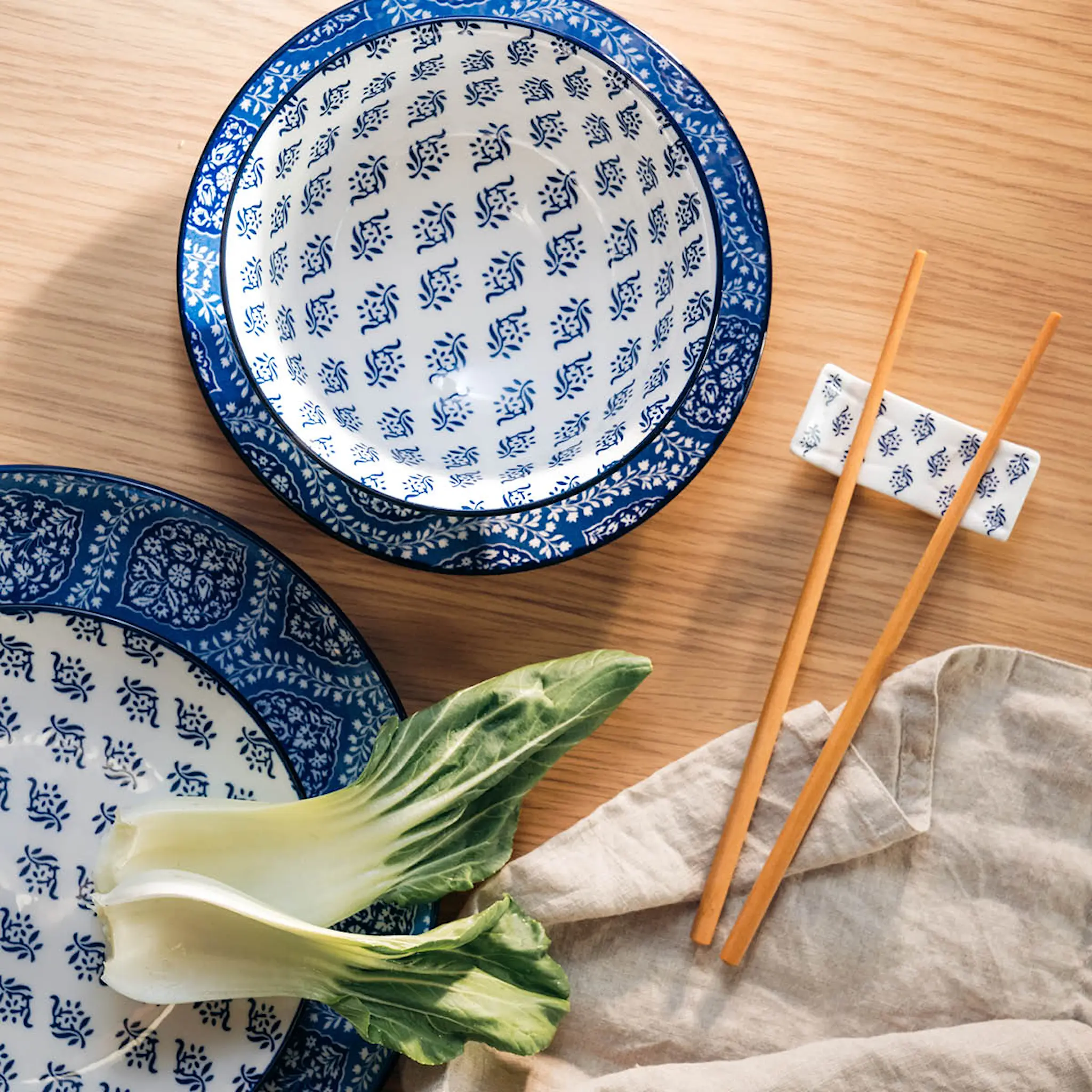 Stiernholm Sakura asjett 19 cm hvit/blå