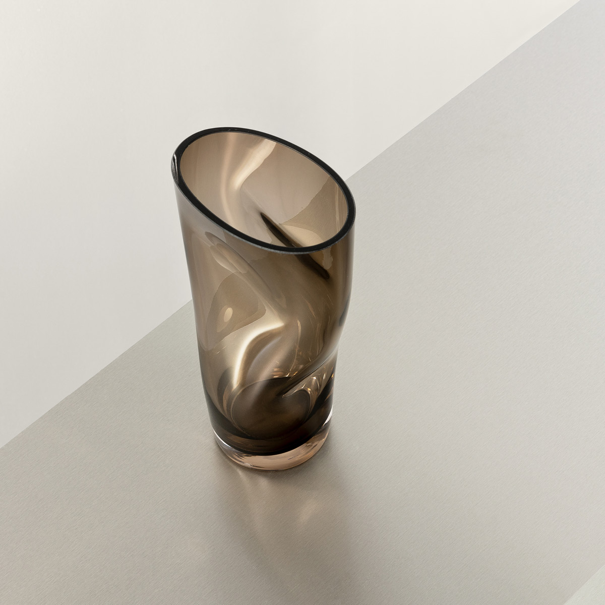 Orrefors Squeeze tulpanvas 18 cm smokey brown