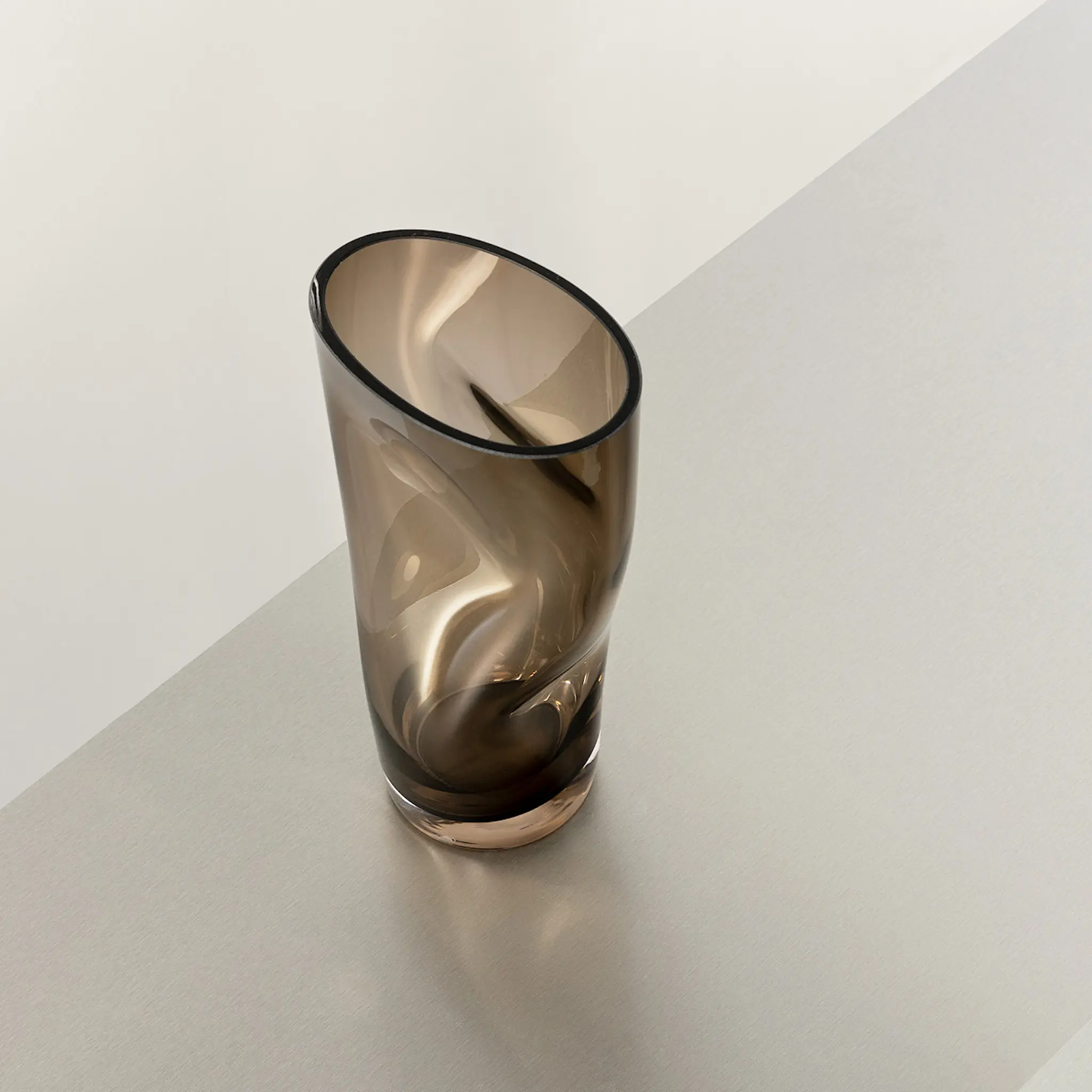 Orrefors Squeeze Tulppaanimaljakko 18 cm Smokey Brown