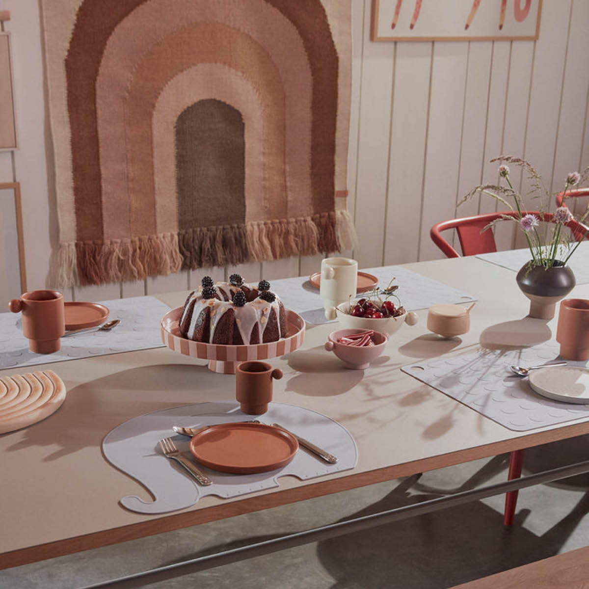 OYOY Toppu serveringsfat på fot 27 cm caramel/rosa