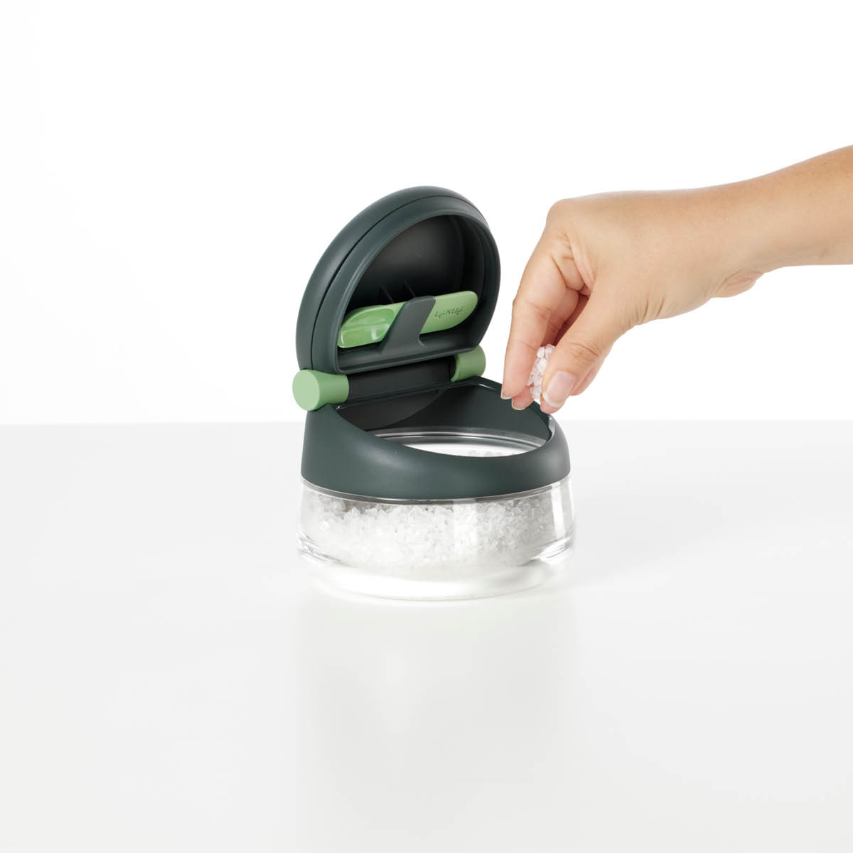 Lékué Saltbehållare med presslock 12 cm grå/klar