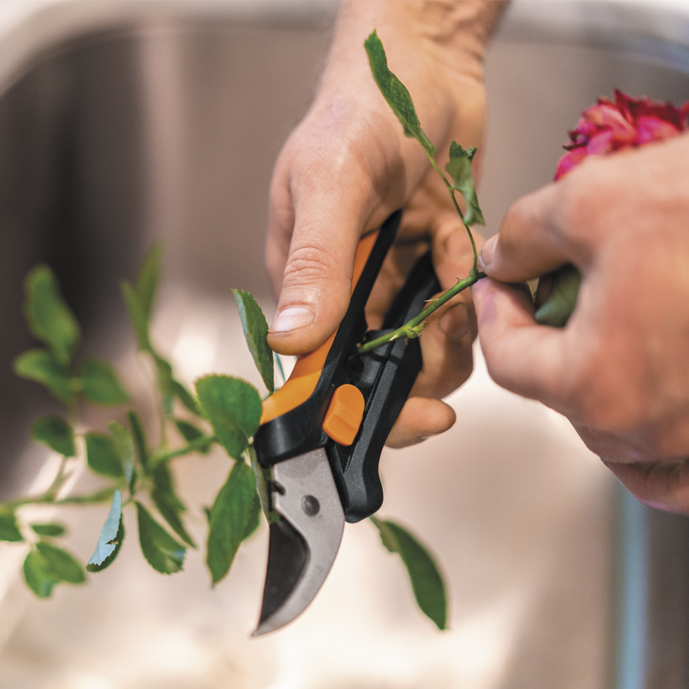 Fiskars Solid™ beskärningssax SP14 24 cm svart/orange