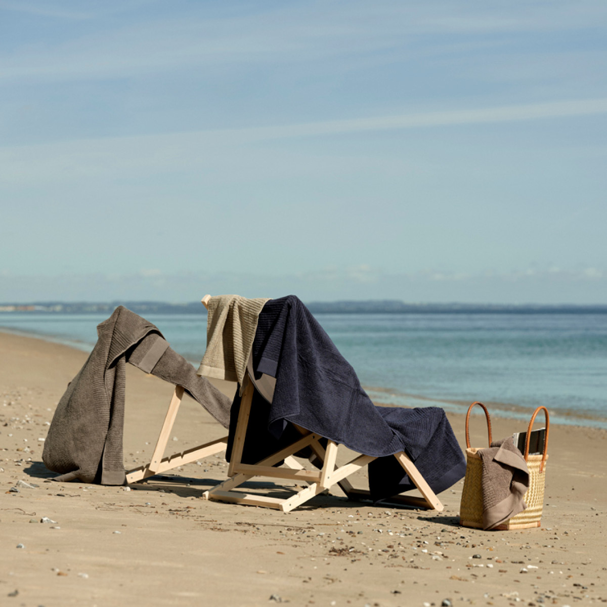 Zone Classic badhandduk 140x70 cm dark blue