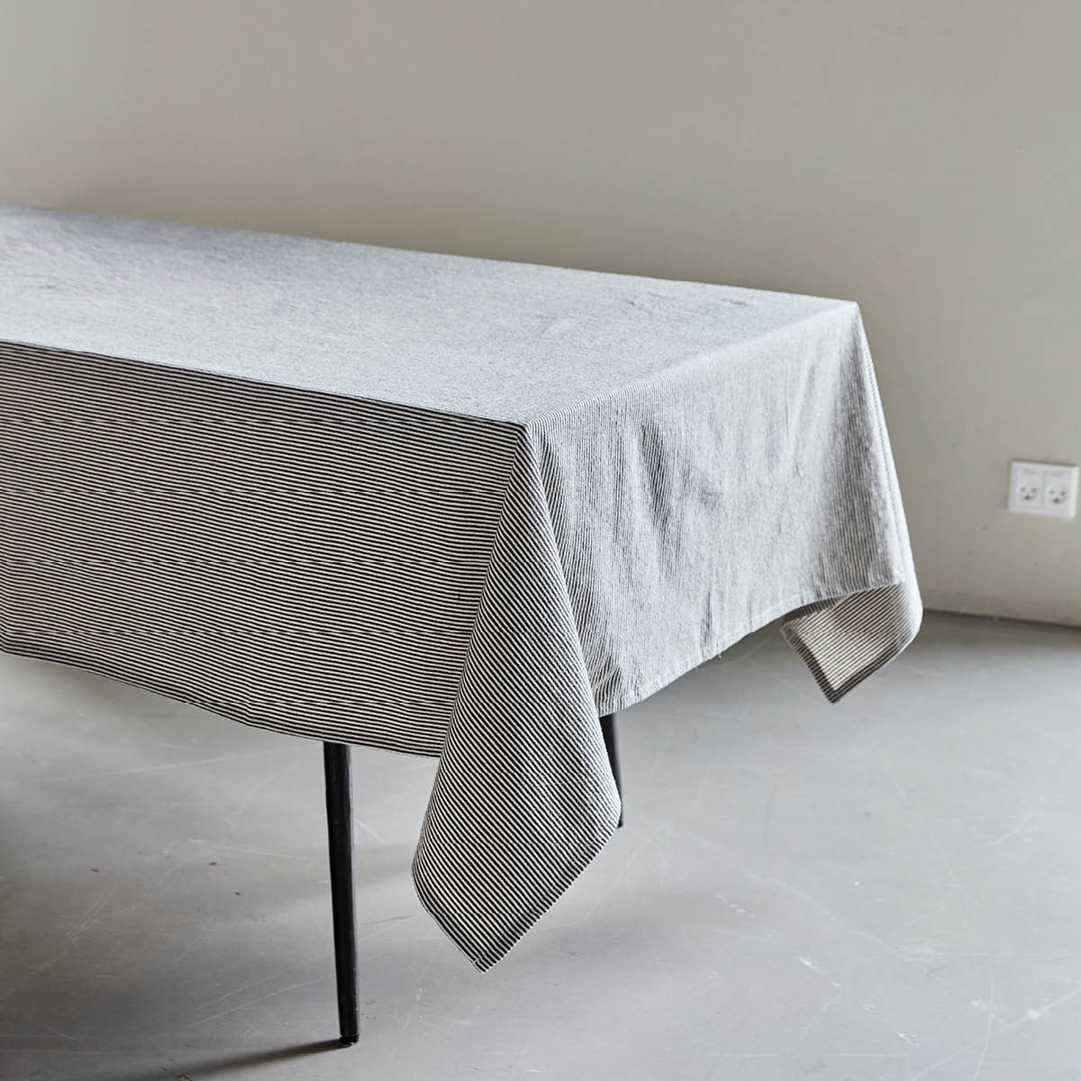 House Doctor Block Pöytäliina 260x150 cm Hiekka/Musta