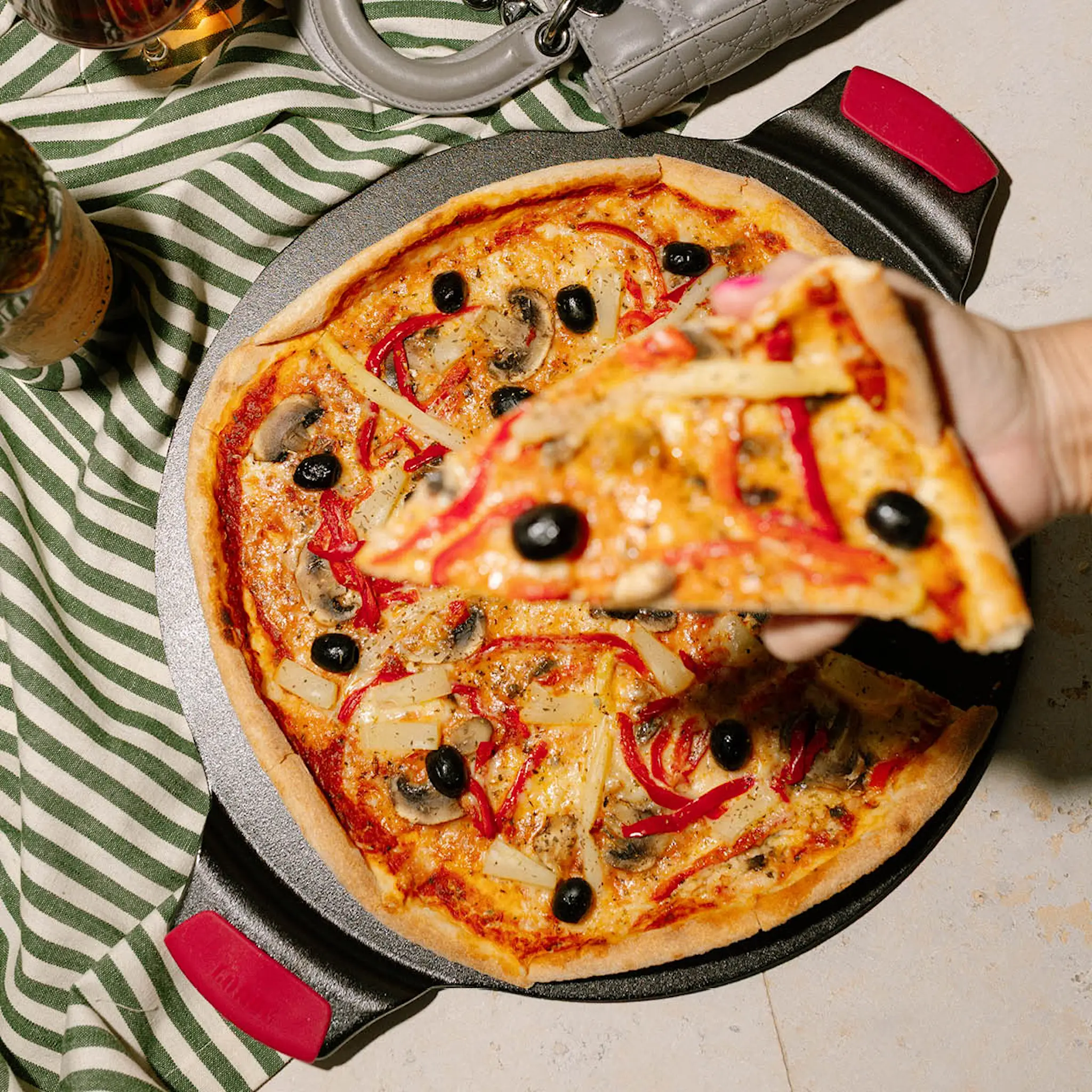 Lodge Classic Bakeware Pizzakivi silikonikahvoilla 38x38 cm