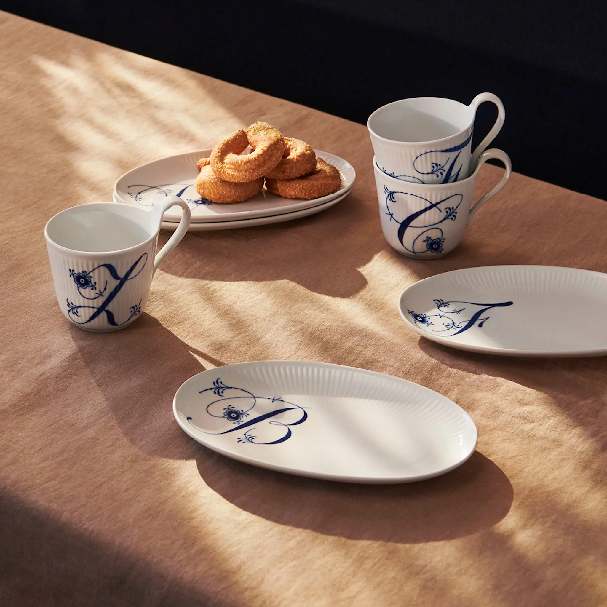 Royal Copenhagen Blue Fluted Pl Alphabet oval tallrik B 23 cm