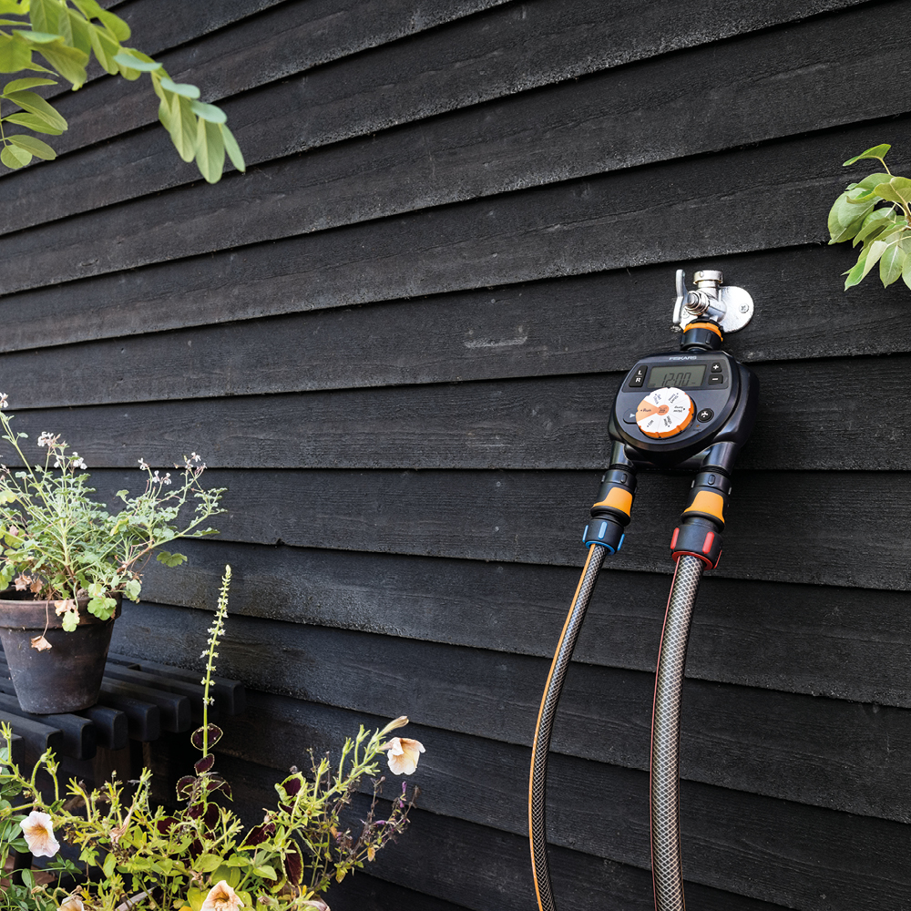 Fiskars Easy Watering Kasteluajastin kahdelle letkulle