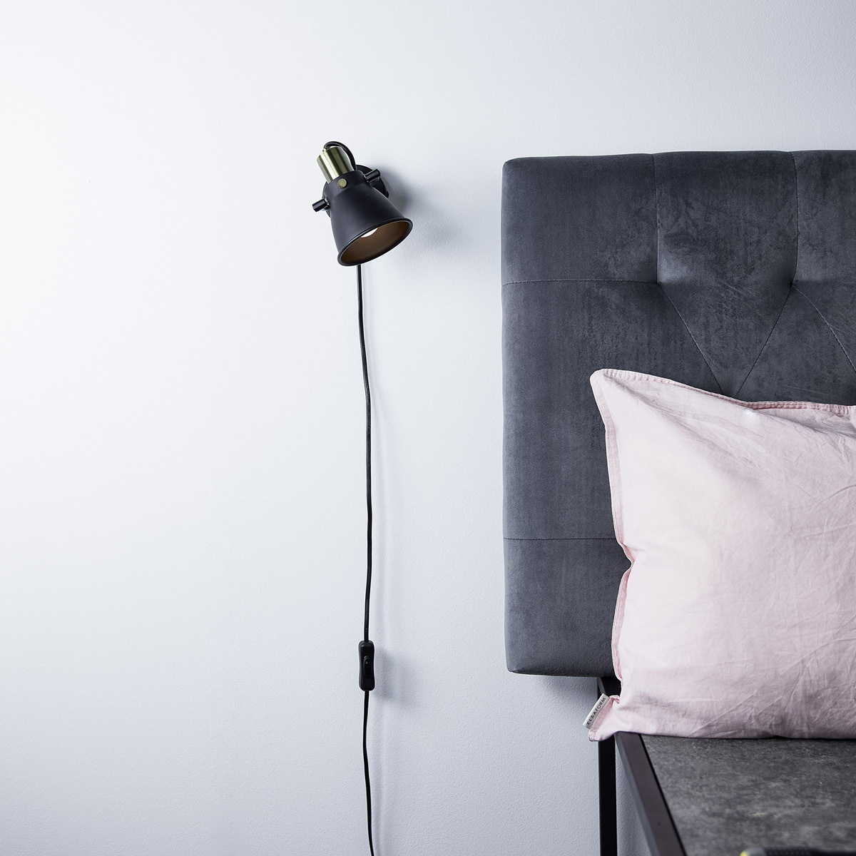 Markslöjd Alton vägglampa 20 cm svart/mässing