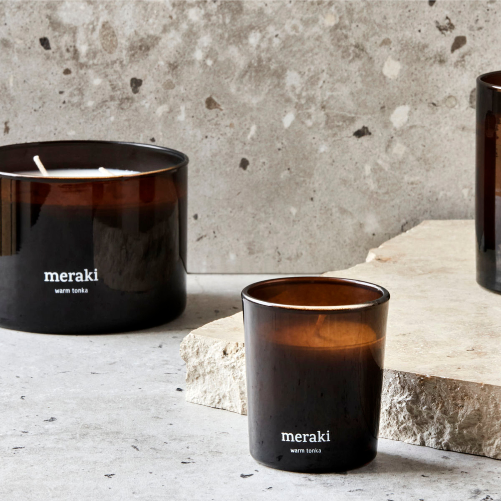 Meraki Doftljus warm tonka 7x6 cm brun