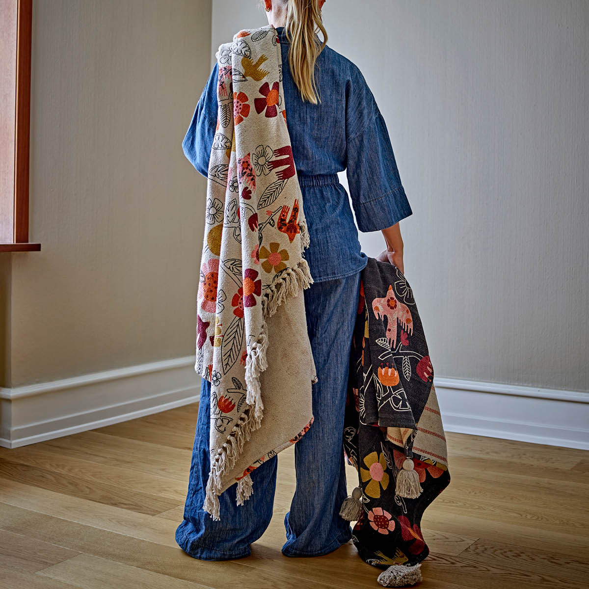 Bloomingville Vivielle pledd 160x130 cm blomster mørk