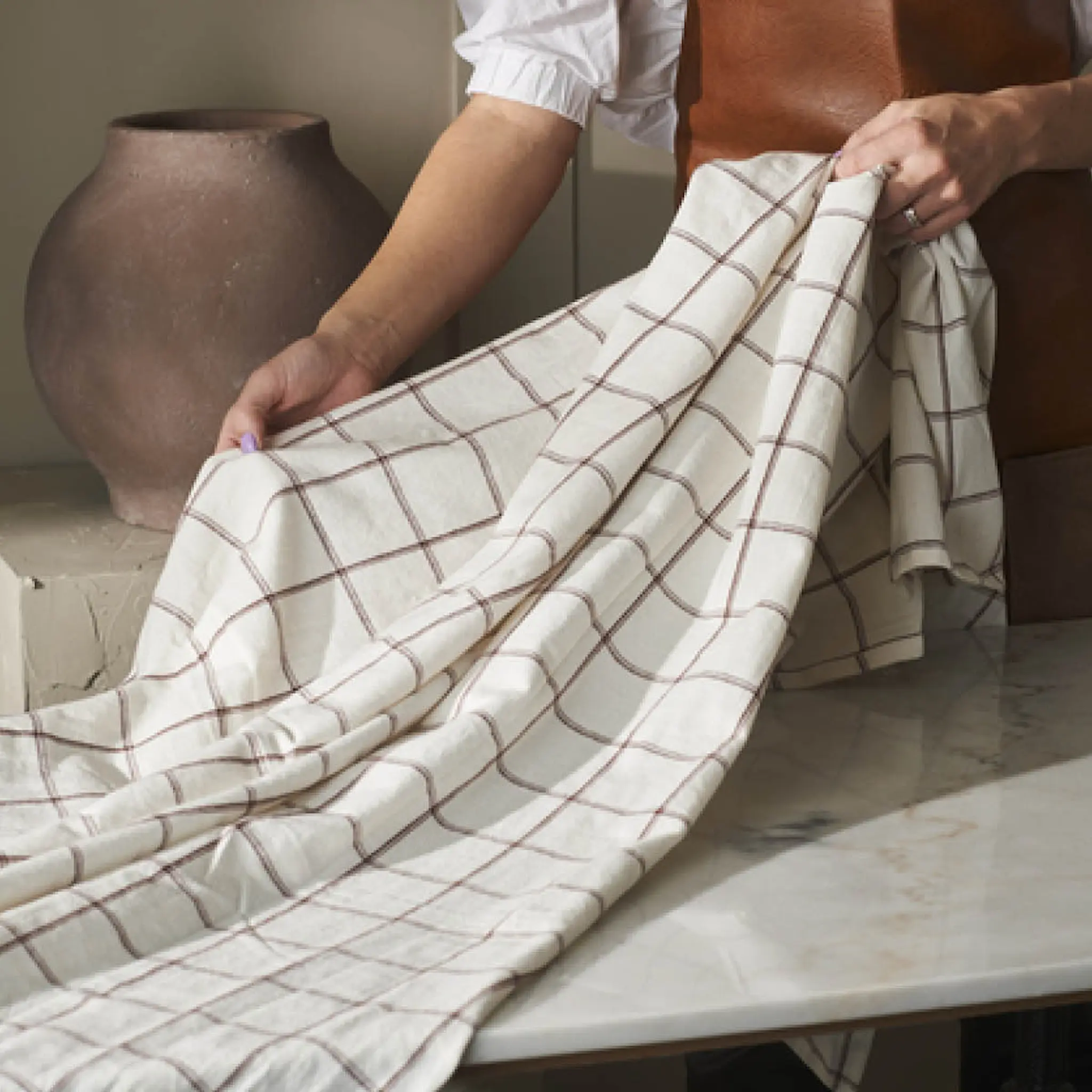 Holmen Tina duk 140x220 cm vit/brun