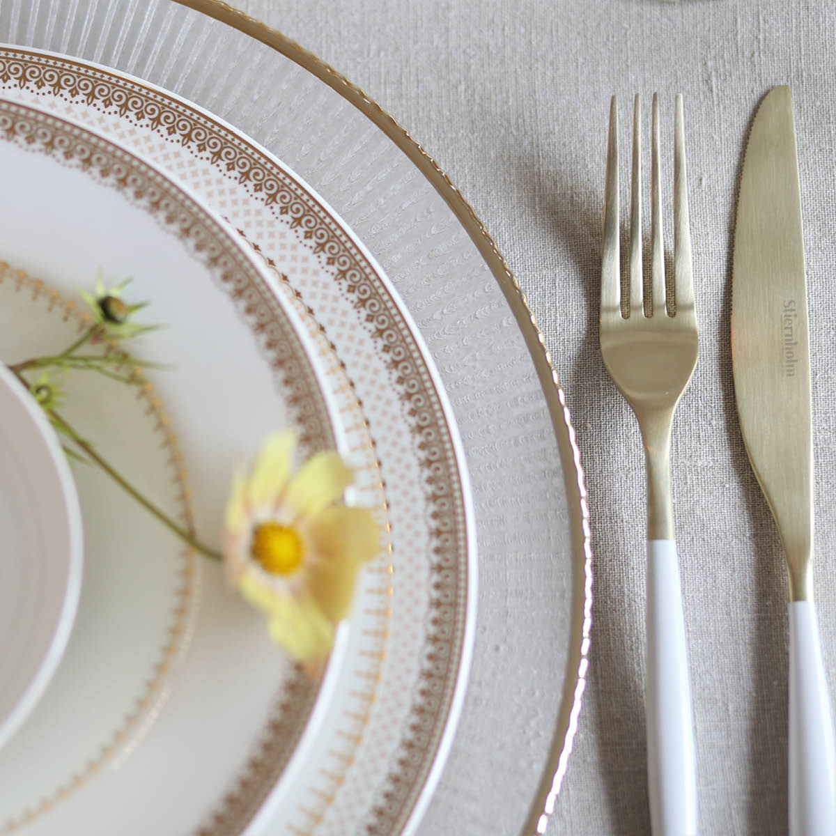 Stiernholm Plisse Undertallrik 33 cm klar/guld