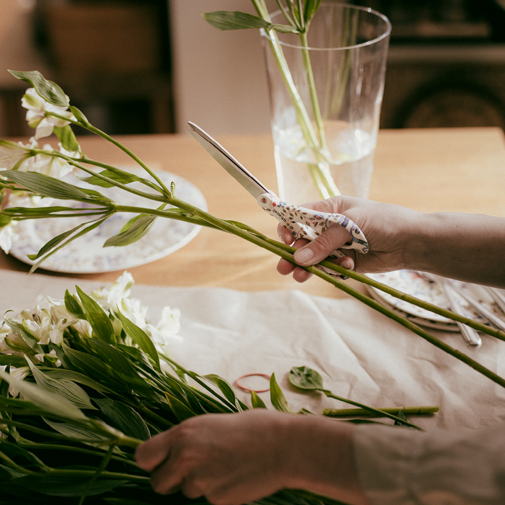 Fiskars FXI universalsaks 21 cm Taika hvit