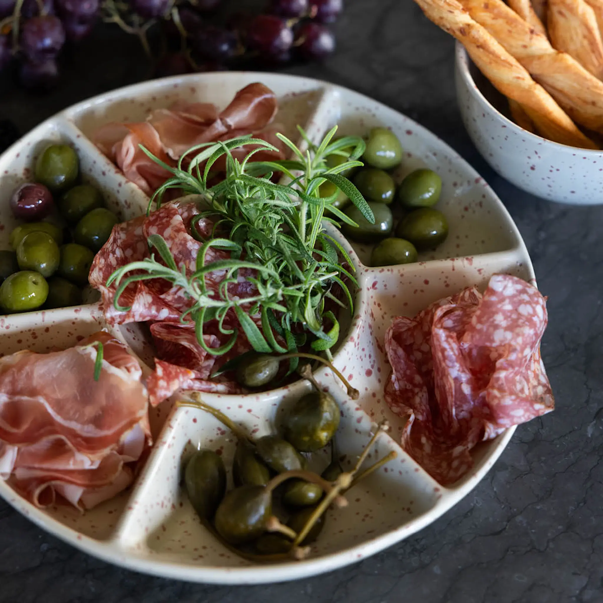 Sagaform Ditte serveringsfat 26x26x3,5 cm beige/burgunder hover