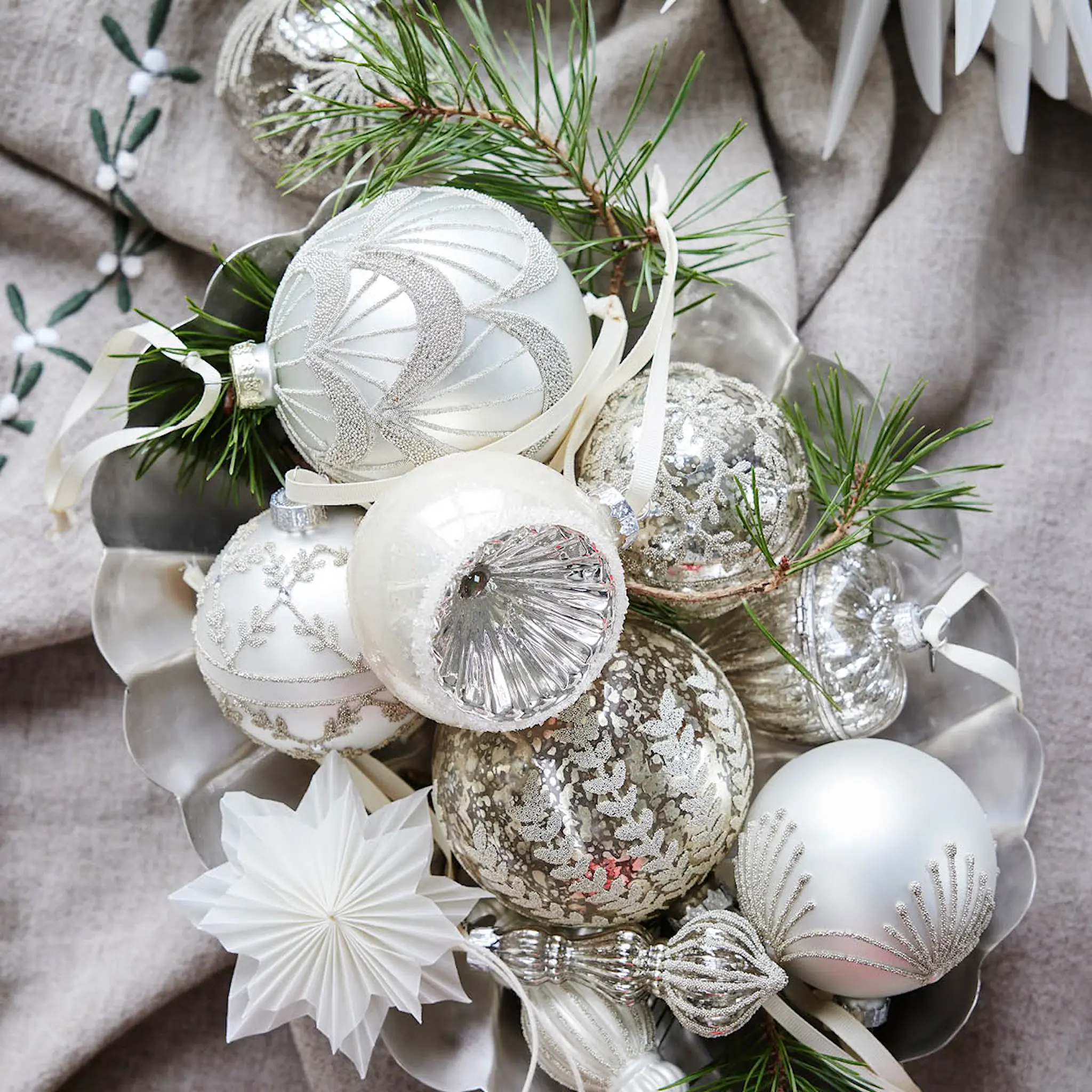 Lene Bjerre Hevig julkula 8 cm benvit/silver