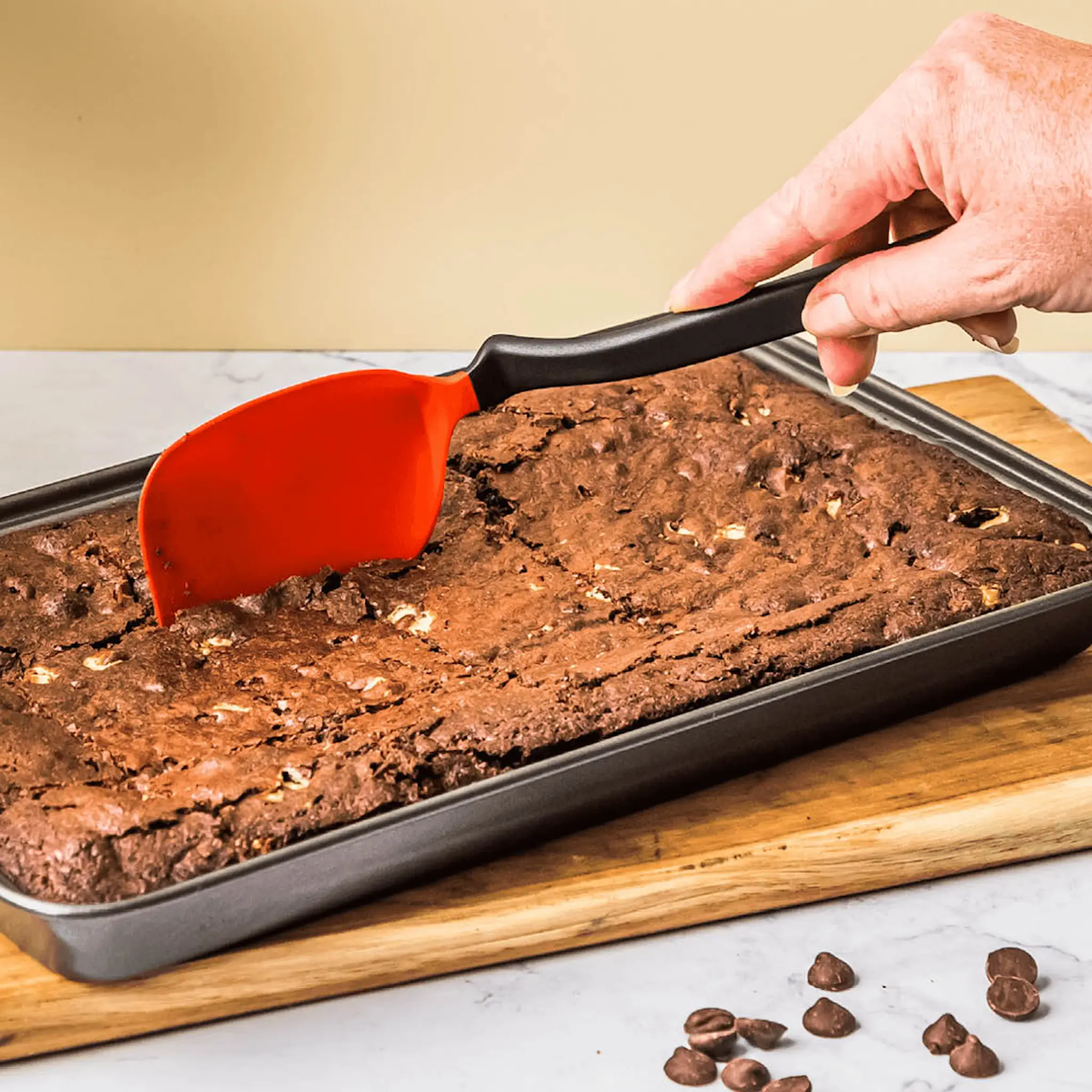 Dreamfarm Stekspade med vinklat skaft flexibel liten 24,6 cm röd