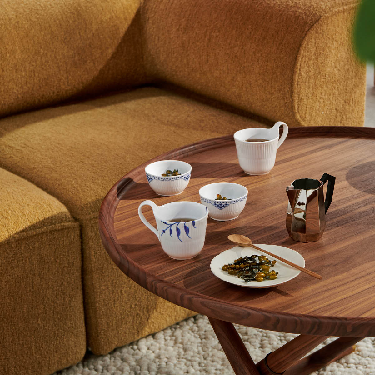 Royal Copenhagen Hvit Riflet kopp med høyt håndtak 24 cl