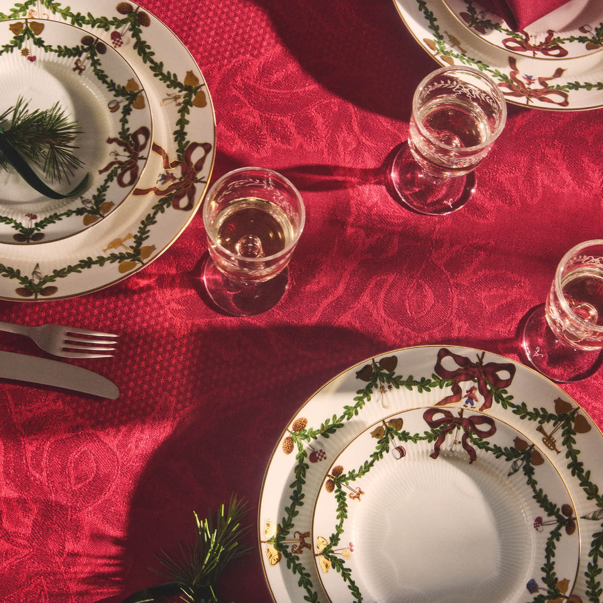 Royal Copenhagen Star Fluted Christmas duk 145x320 cm röd