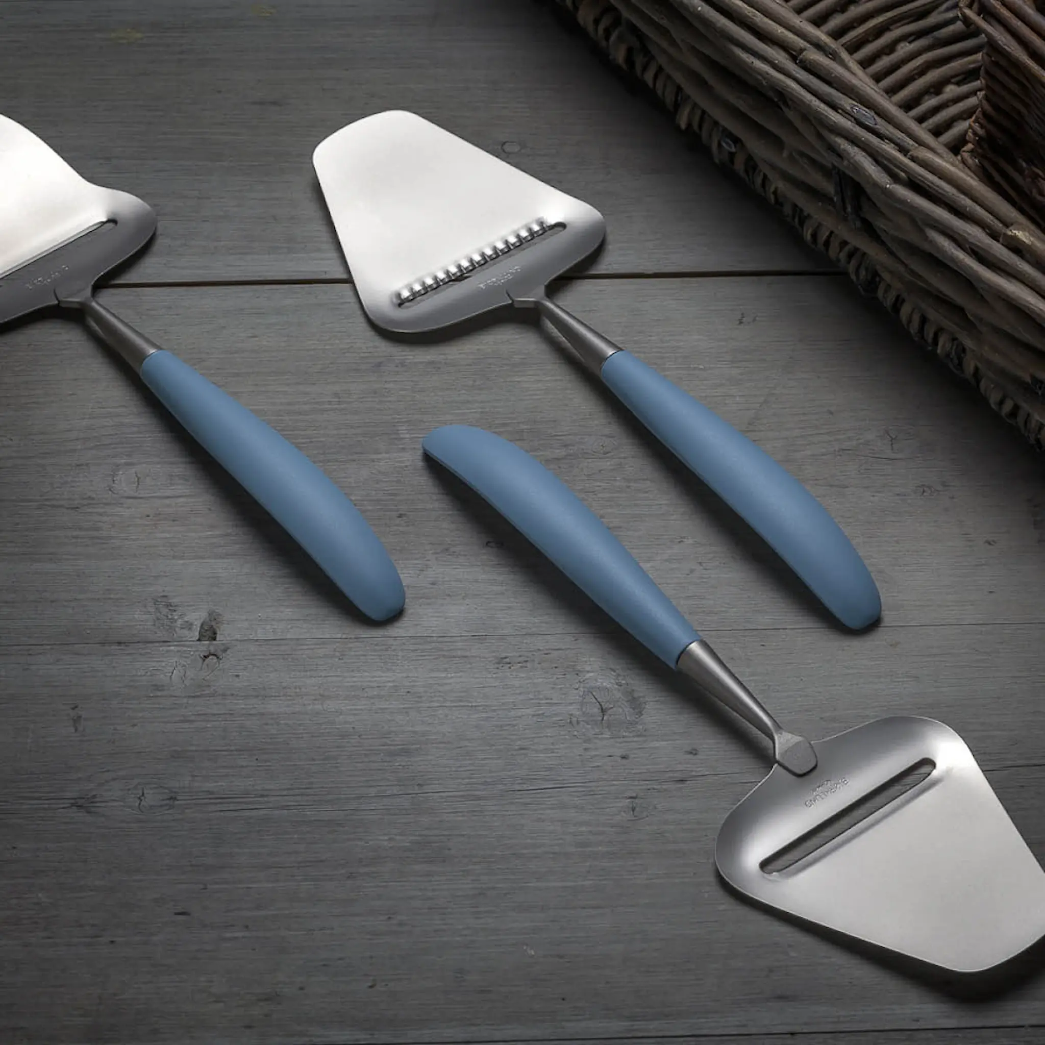 Bjørklund Amitto osthyvel 27,5 cm dimblå