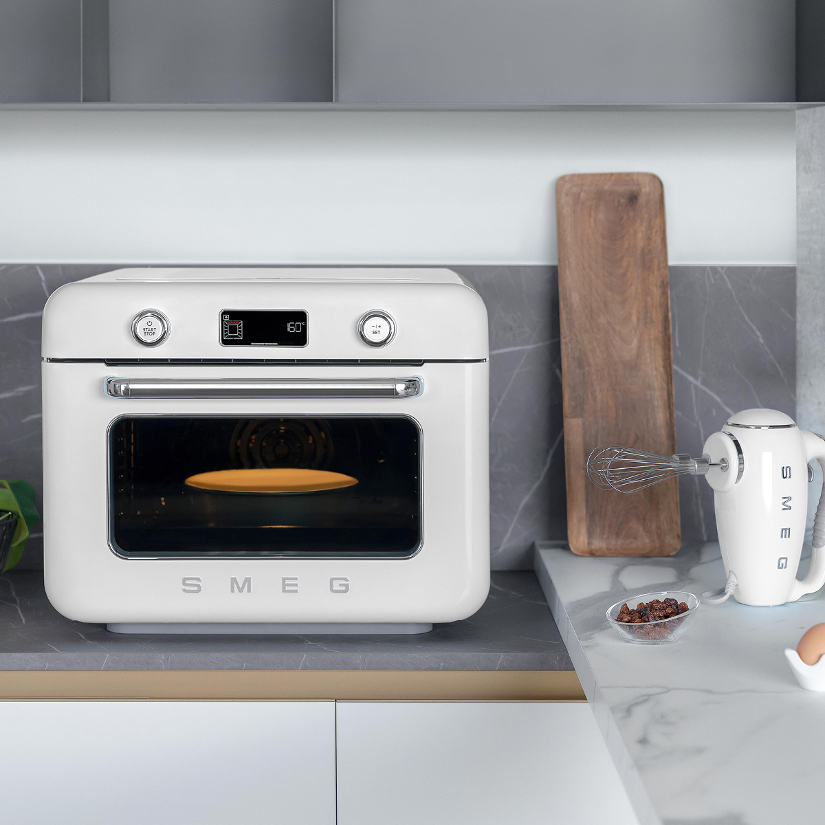 Smeg Frittstående dampovn COF01 hvit