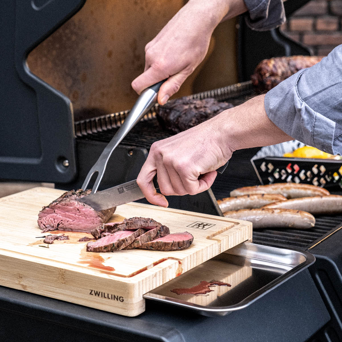 Zwilling BBQ+ skjærefjøl i bambus med oppsamlingsbrett 30x39 cm