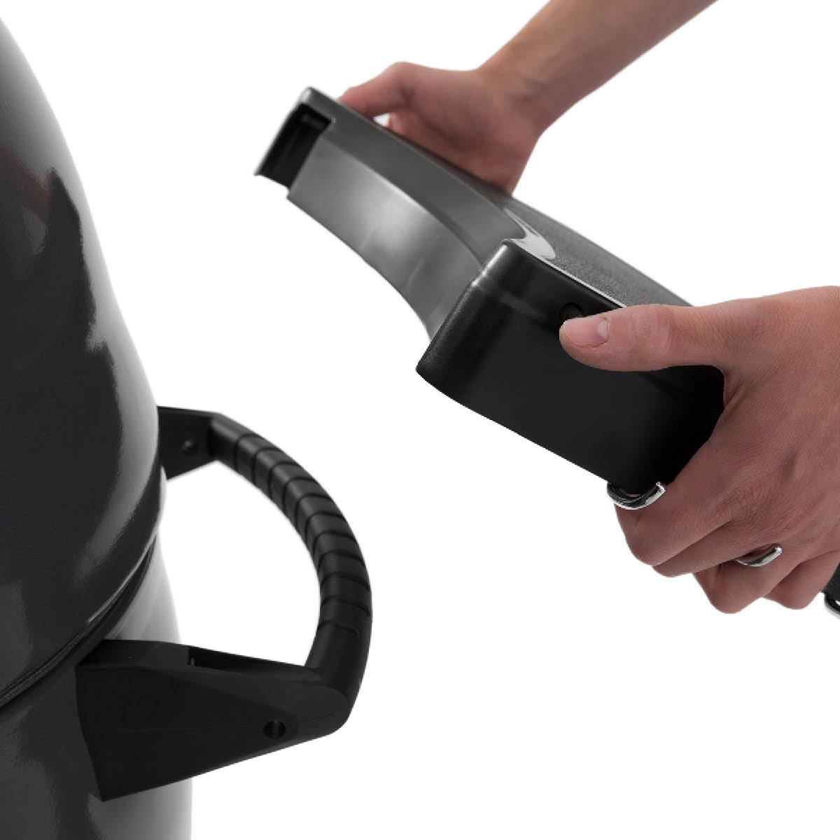 Broil King Kamadogrilli KEG 5000 sivupöydällä