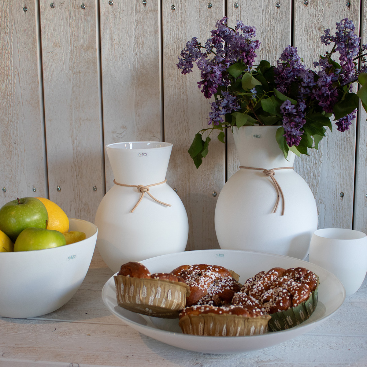 Nybro Crystal Happy Fat 30 cm Marängvit