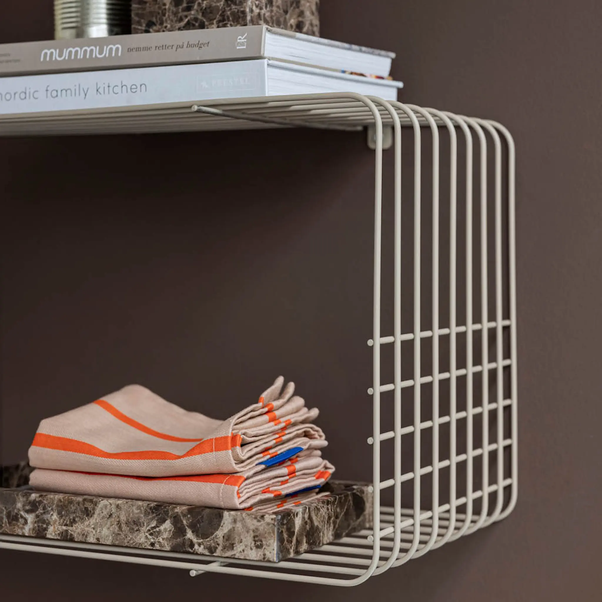 Mette Ditmer Wire Metallihylly 70,5x26x31 cm Hiekka