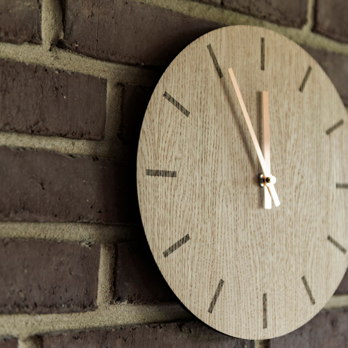 Hemverk Light Oak Seinäkello 28 cm Vaalea tammi/Kulta