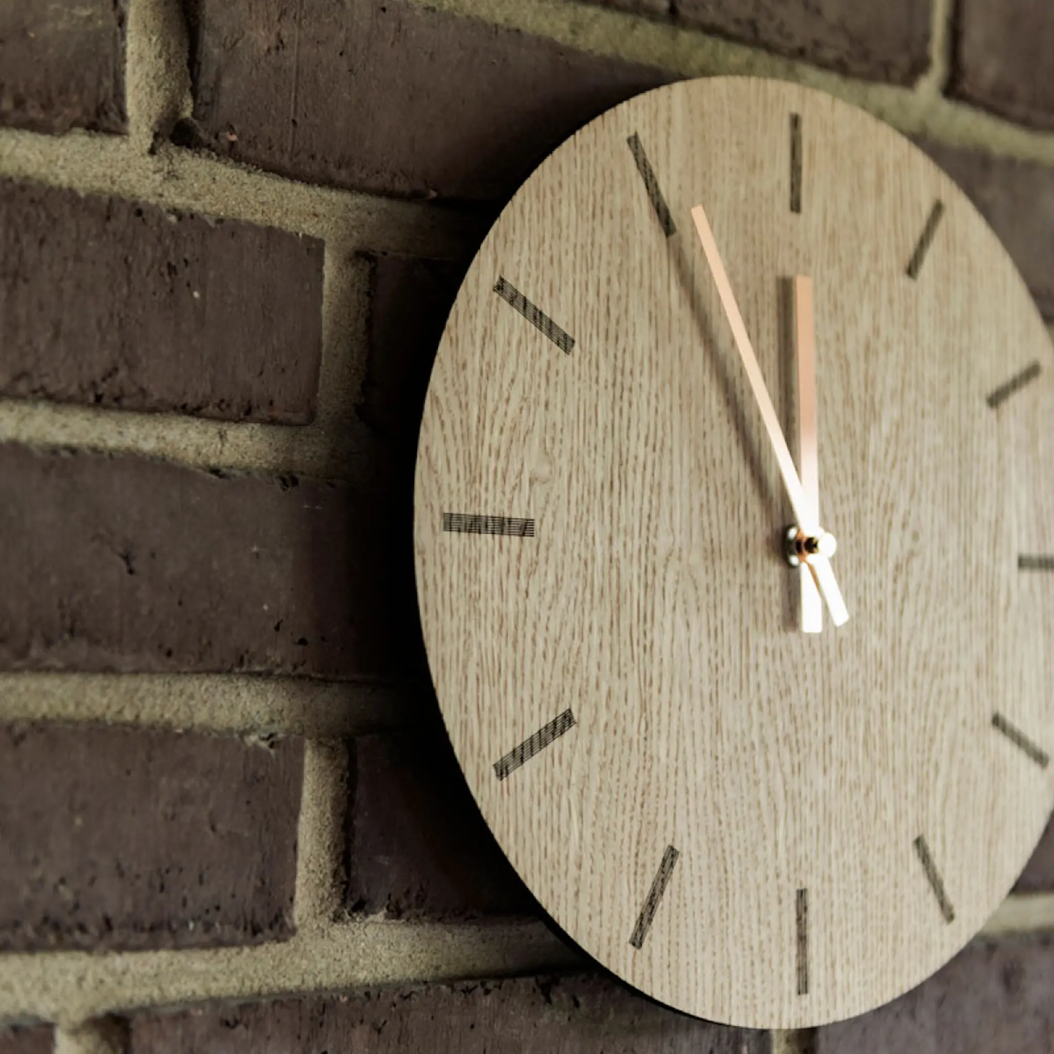 Hemverk Light Oak väggklocka 28 cm ljus ek med guldvisare