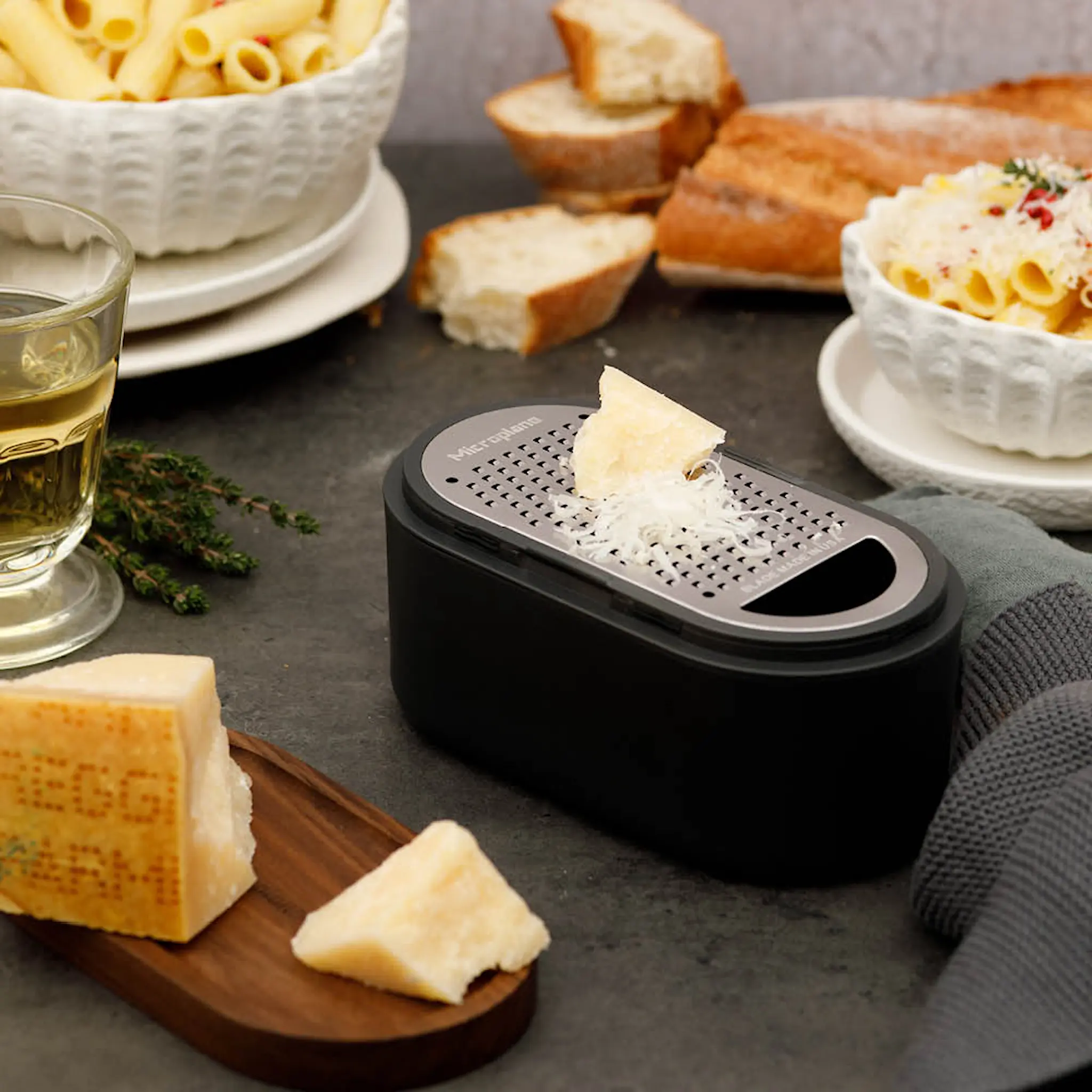 Microplane Container Grater rivjärn med behållare antracit/valnöt