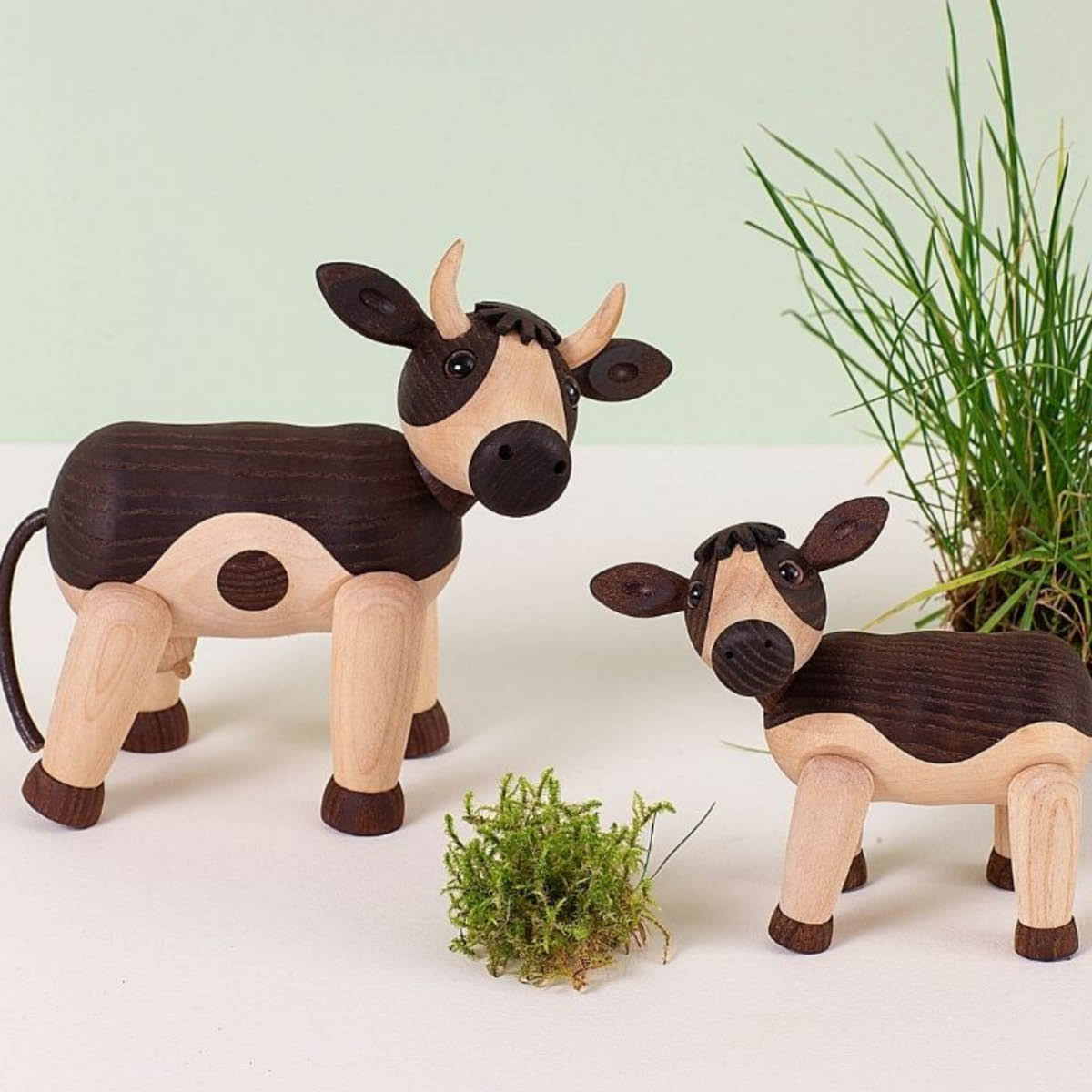 Spring Copenhagen Daisy Ko träddekoration 12,5 cm lönn